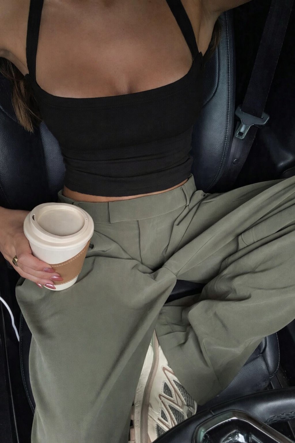 Kadın Siyah Askılı Crop Atlet – Fitilli Kumaş, Çapraz Askı Detaylı, Esnek Slim Fit Yazlık Büstiyer