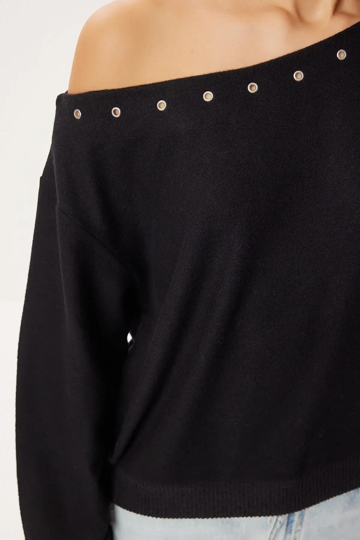 Kadın Siyah Kuşgözü Detaylı Asimetrik Yaka Sweatshirt - Metal Halkalı Tek Omuz Salaş Bluz