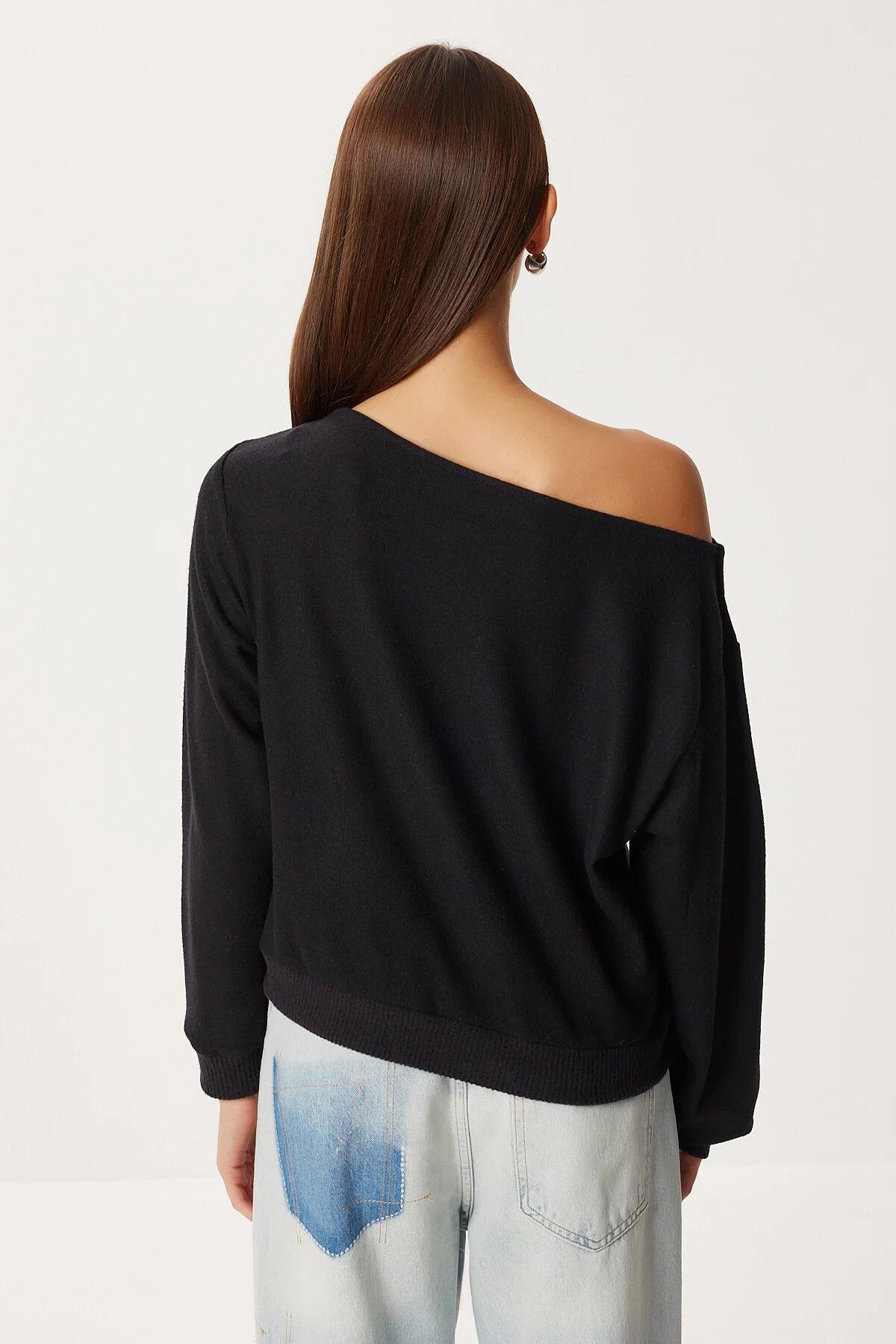Kadın Siyah Kuşgözü Detaylı Asimetrik Yaka Sweatshirt - Metal Halkalı Tek Omuz Salaş Bluz