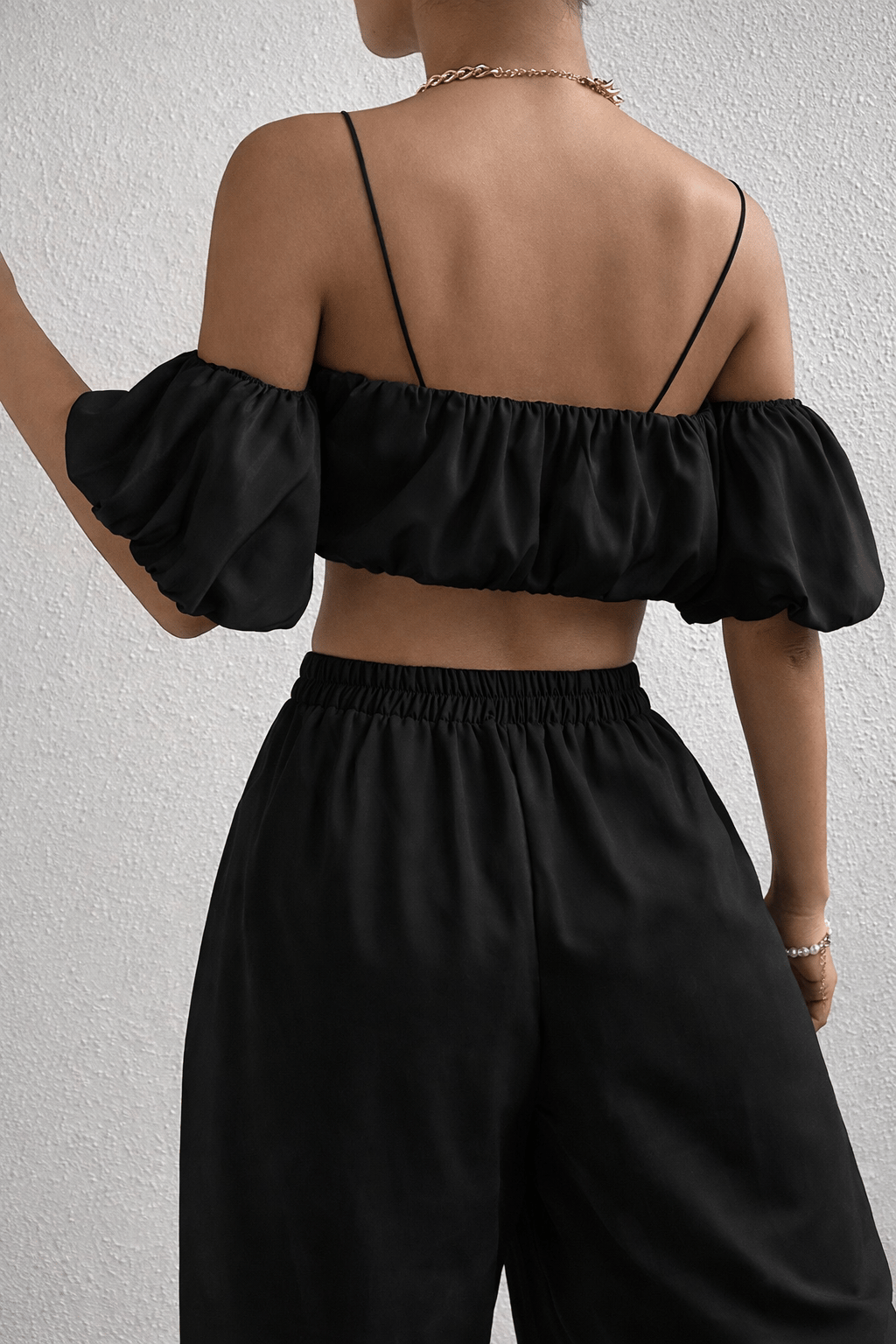 Kadın Siyah Off Shoulder Crop Bluz – Askılı, Lastikli, Kısa Kollu Yazlık Şık Üst