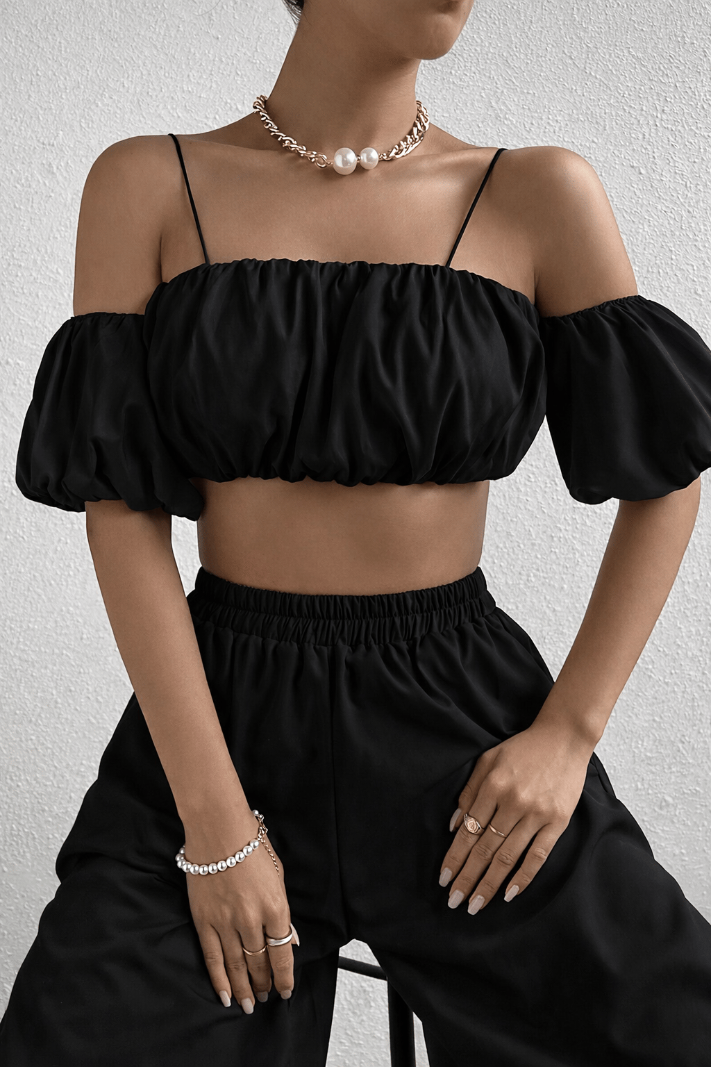 Kadın Siyah Off Shoulder Crop Bluz – Askılı, Lastikli, Kısa Kollu Yazlık Şık Üst