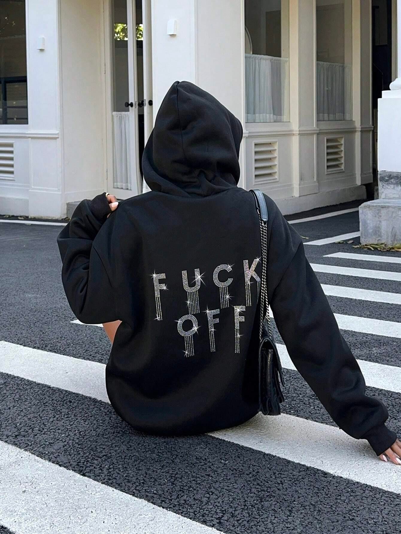 Kadın Siyah Oversize Kapüşonlu Sweatshirt – Taş Detaylı “F*ck Off” Yazılı – Rahat Günlük Kapüşonlu Üst