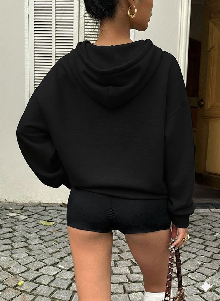 Kadın Siyah Oversize Kapüşonlu Sweatshirt – Baskılı Dudak Desenli, Sokak Stili, Rahat Kesim