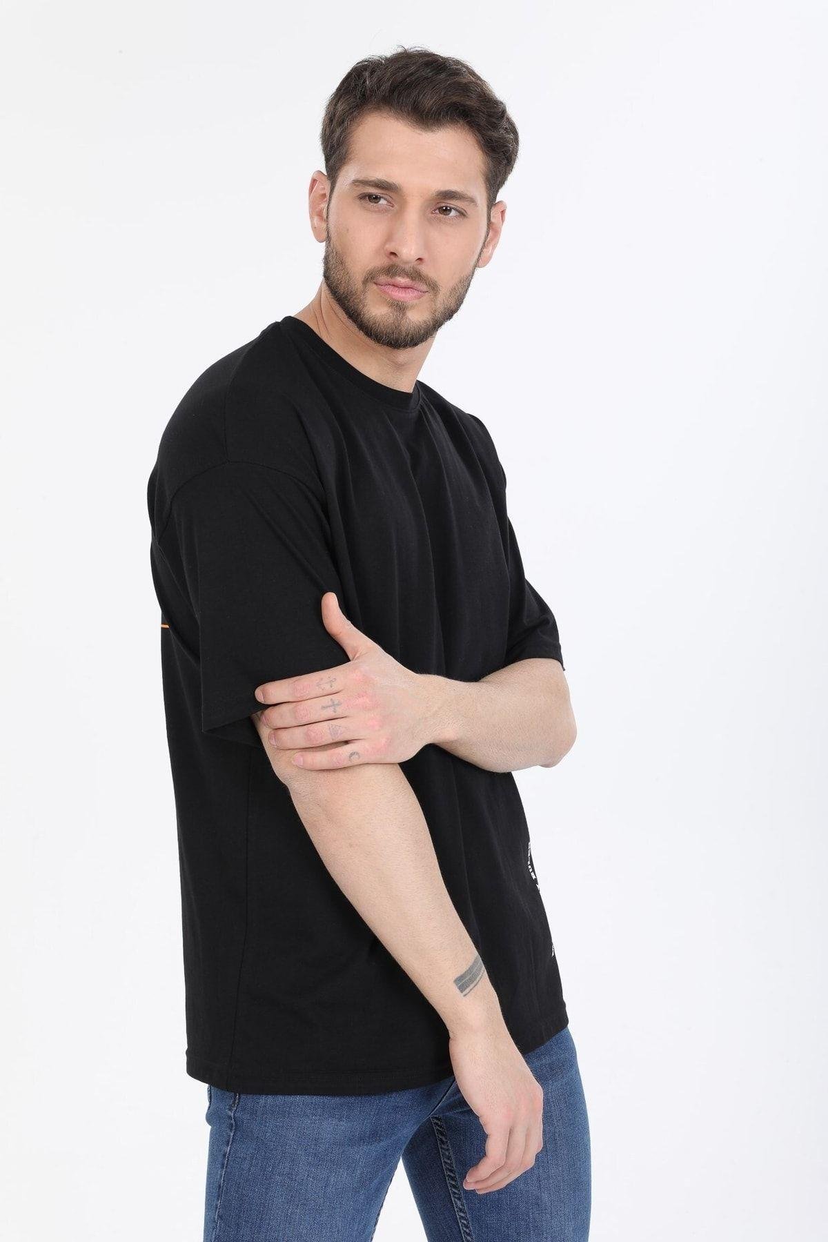 Minimal Tasarım Detaylı Siyah T-shirt