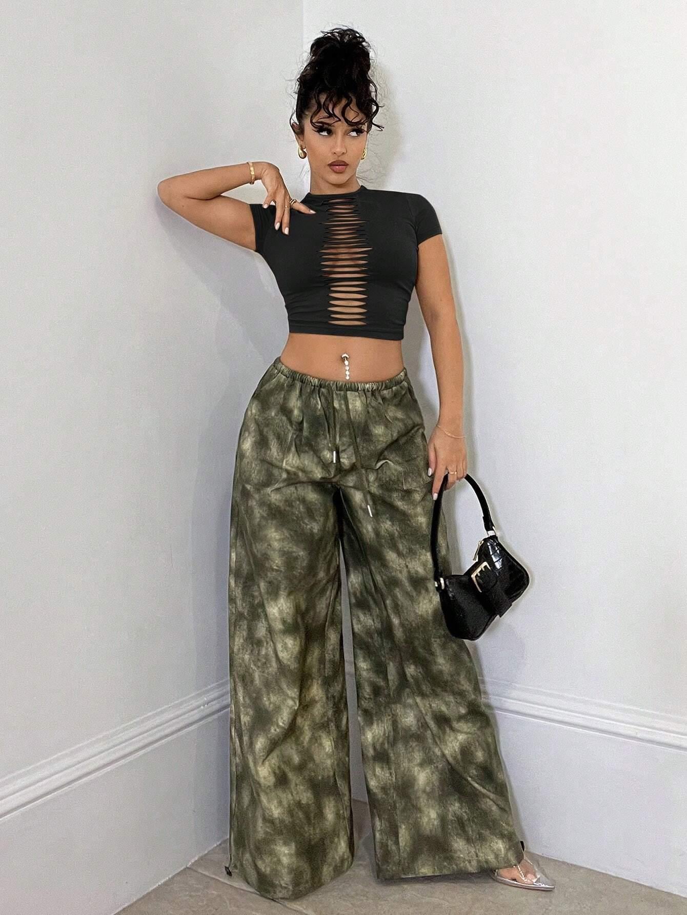 Önü Yırtık Detaylı Siyah Fitted Crop Tişört