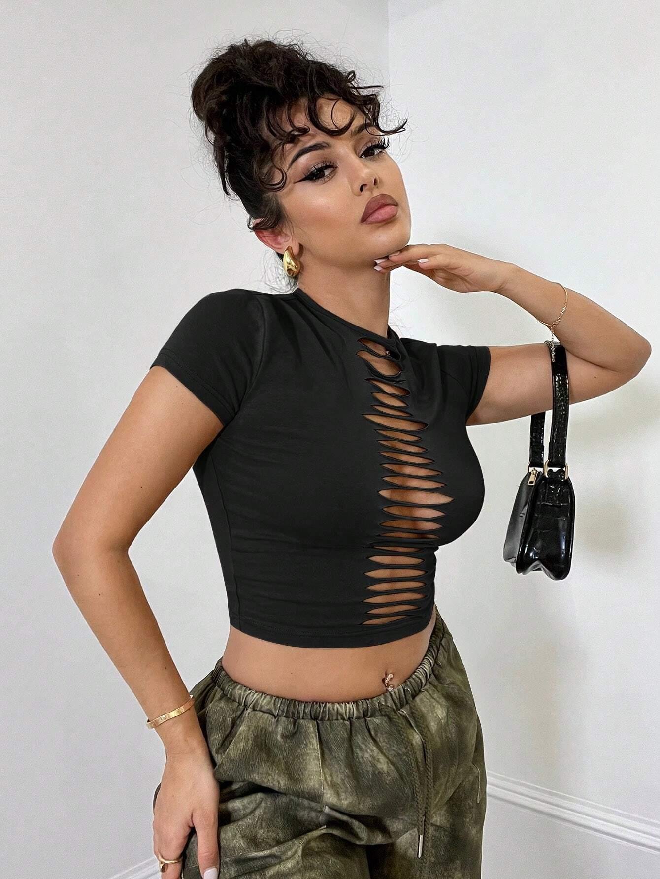 Önü Yırtık Detaylı Siyah Fitted Crop Tişört