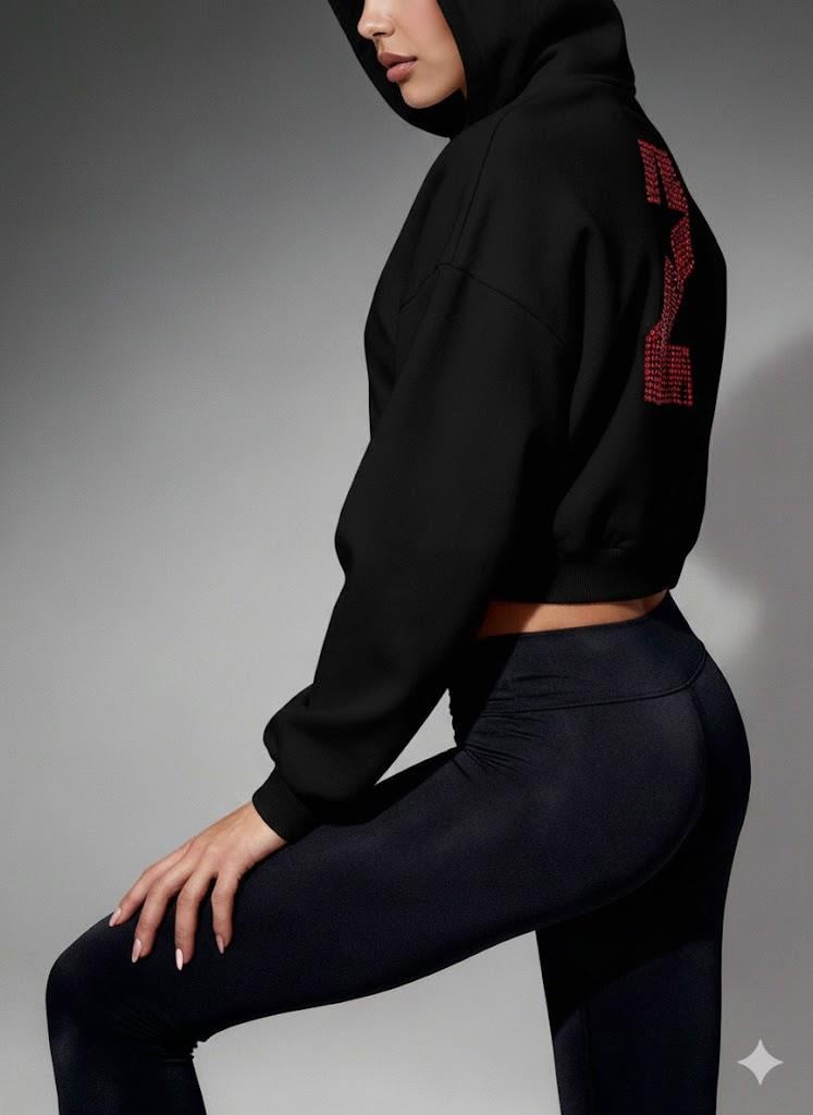 Siyah Bayan Taş Detaylı Kapüşonlu Crop Sweatshirt ve Yüksek Bel Fitilli Tayt Takım – Rahat Spor & Günlük Kombin