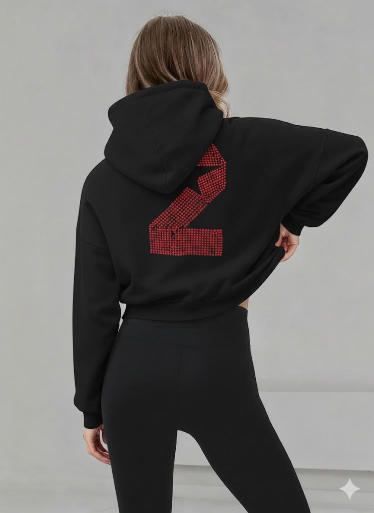 Siyah Bayan Taş Detaylı Kapüşonlu Crop Sweatshirt ve Yüksek Bel Fitilli Tayt Takım – Rahat Spor & Günlük Kombin