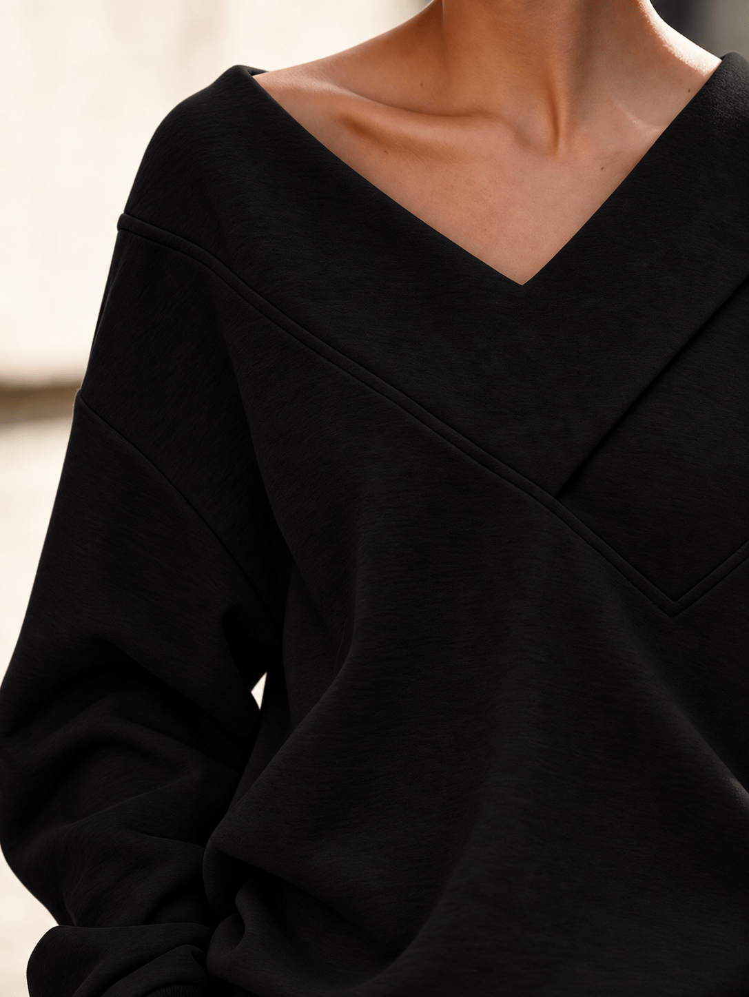 Siyah Kadın Omuz Dekolteli V Yaka Oversize Sweatshirt – Çapraz Yaka Detaylı Salaş Sweat