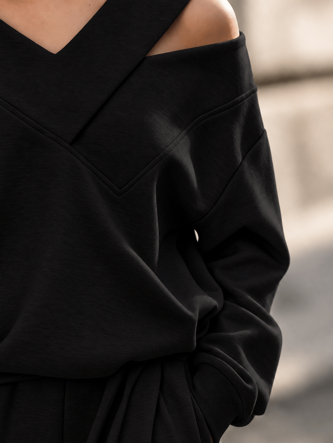 Siyah Kadın Omuz Dekolteli V Yaka Oversize Sweatshirt – Çapraz Yaka Detaylı Salaş Sweat