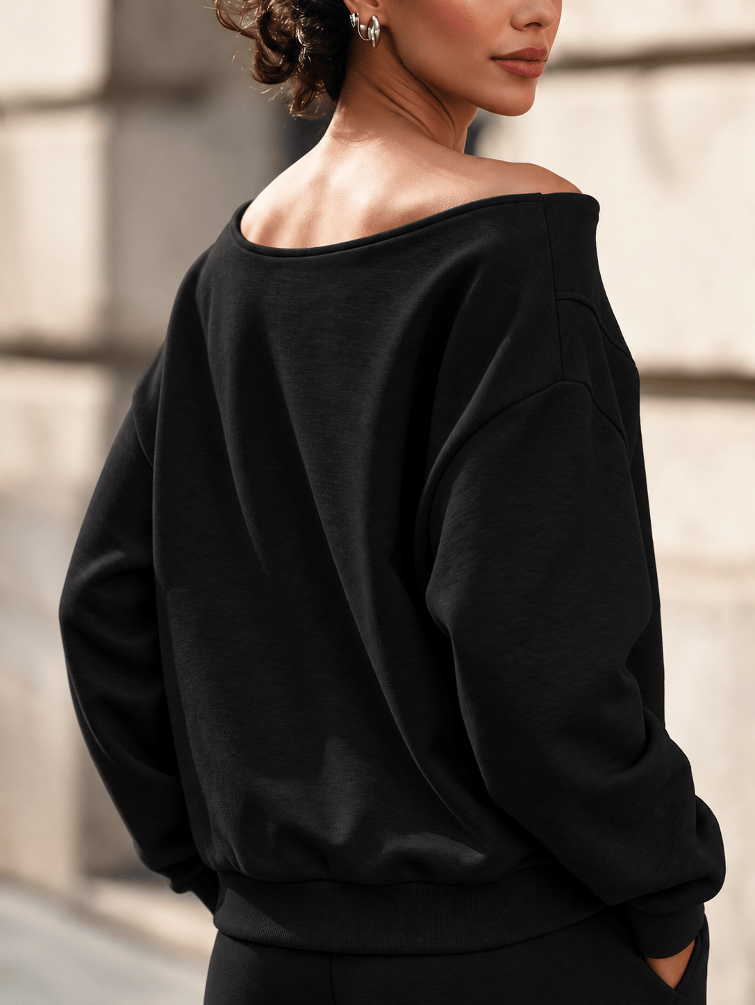 Siyah Kadın Omuz Dekolteli V Yaka Oversize Sweatshirt – Çapraz Yaka Detaylı Salaş Sweat