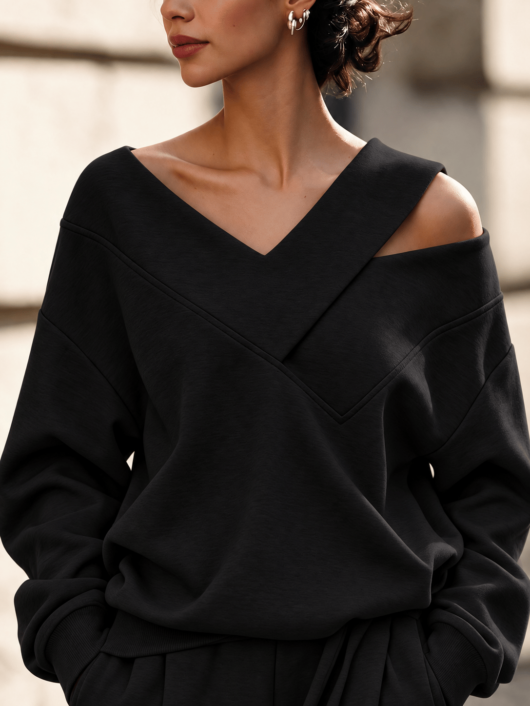 Siyah Kadın Omuz Dekolteli V Yaka Oversize Sweatshirt – Çapraz Yaka Detaylı Salaş Sweat