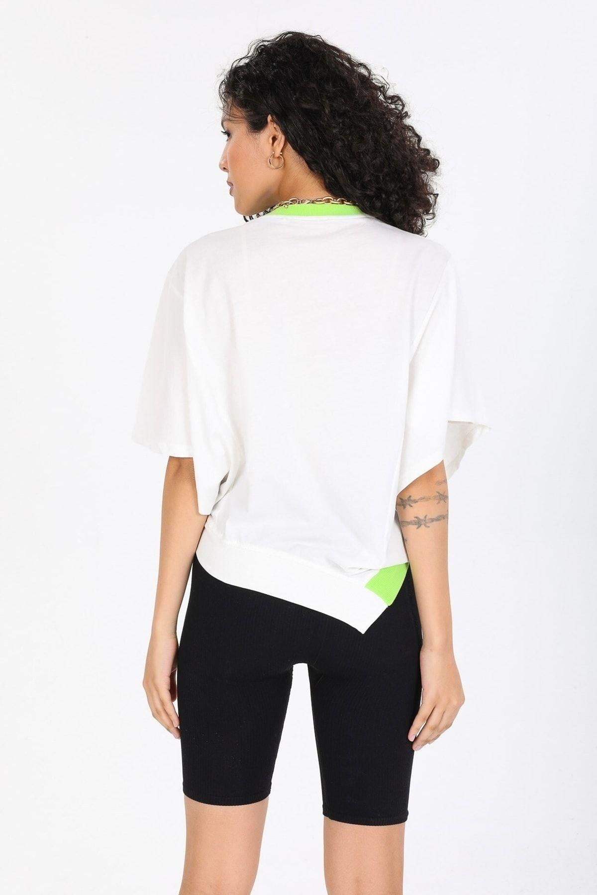 Yanları Açık Tasarım Beyaz T-shirt