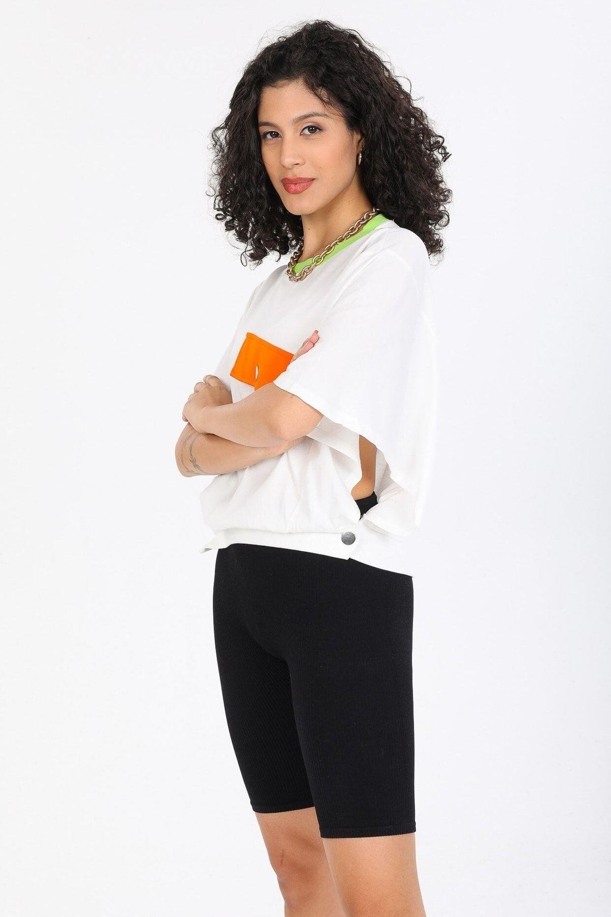 Yanları Açık Tasarım Beyaz T-shirt