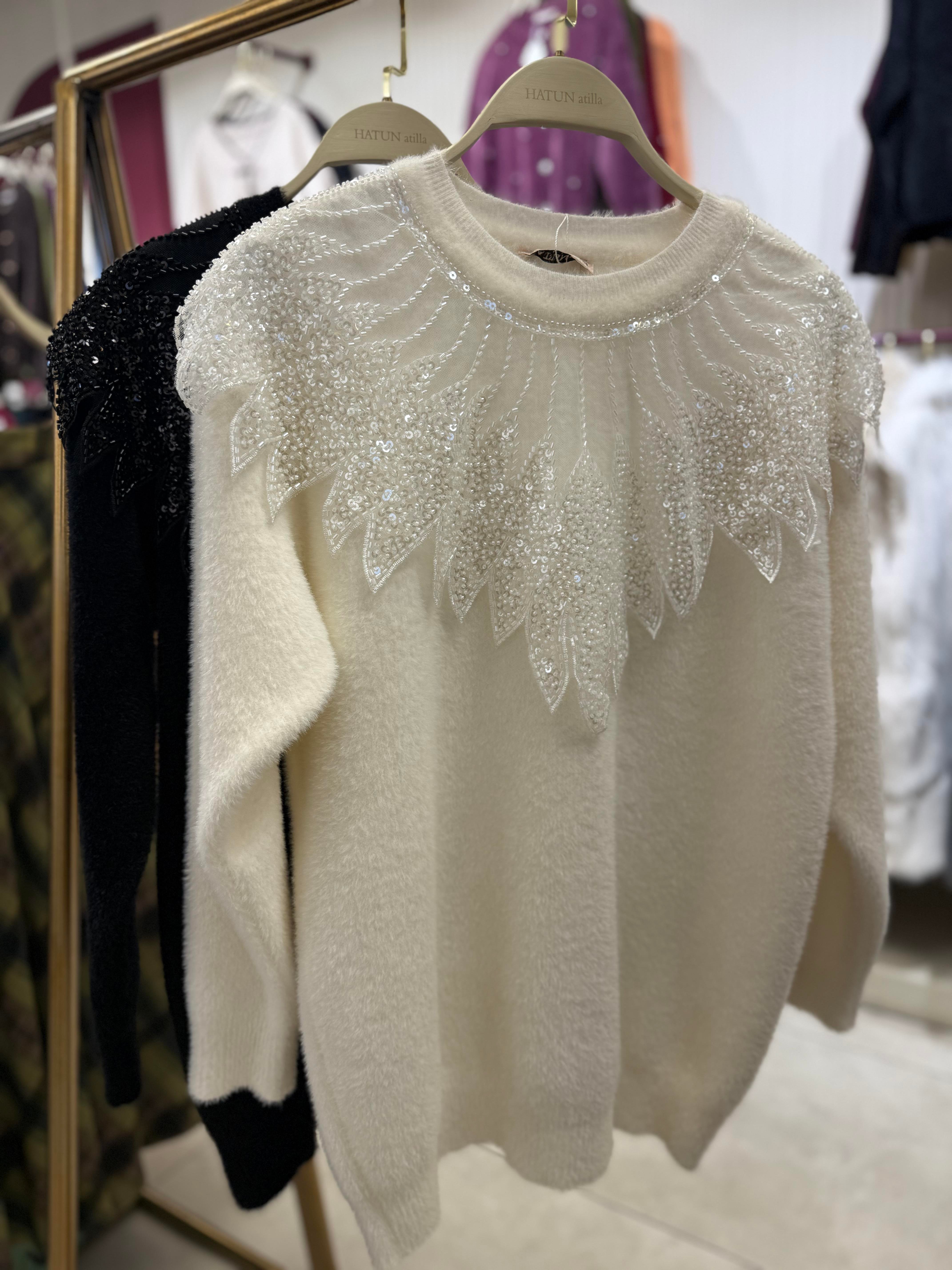 Angora İşlemeli Tasarım Kazak | Siyah