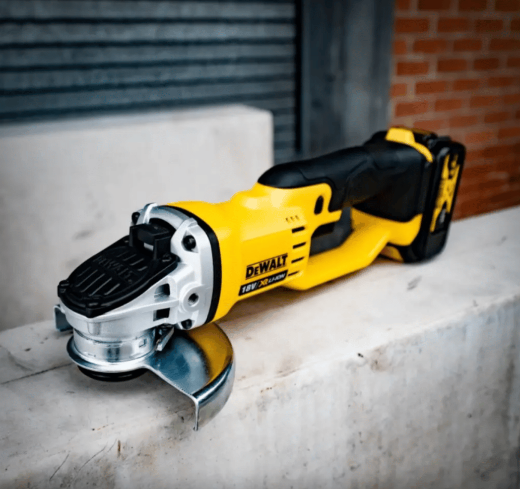 DEWALT 18V 4.0Ah Çift Akülü Kömürsüz 125mm Profesyonel Avuç Taşlama Makinesi