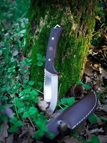 IŞIK CAMPING Bushcraft Bıçak El Yapımı Karbon Çelik Ceviz Saplı Deri Kılıflı - Profesyonel Kalın Şantiye, Kamp, Avcılık, Taktik Doğa Bıçağı ve Dövme Çelik Rulosu
