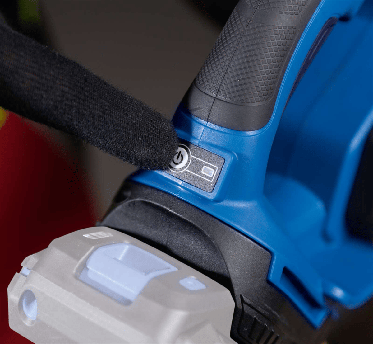 SCHEPPACH BC-TCS200 Akülü Ağaç Kesme Motoru 20V 4Ah Pala 20 cm Tek Akülü - Lityum İyon Şarjlı Şantiye, Budama, Kalıp ve Ahşap Kesme Testeresi