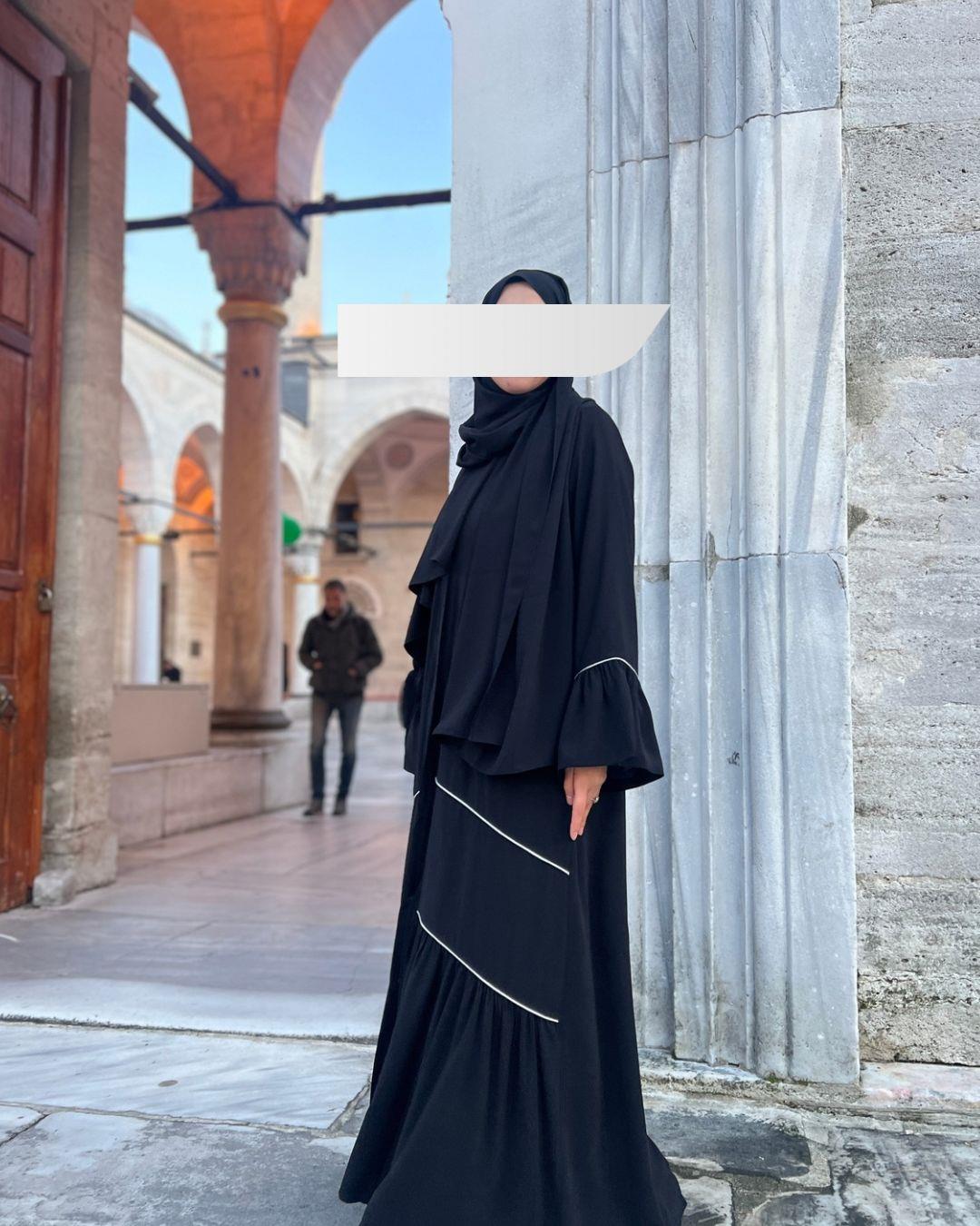 Siyah Pileli Biye Abaya-Siyah Pileli Biye Abaya – Şık ve Modern Tesettür Stiliniz-Abaya