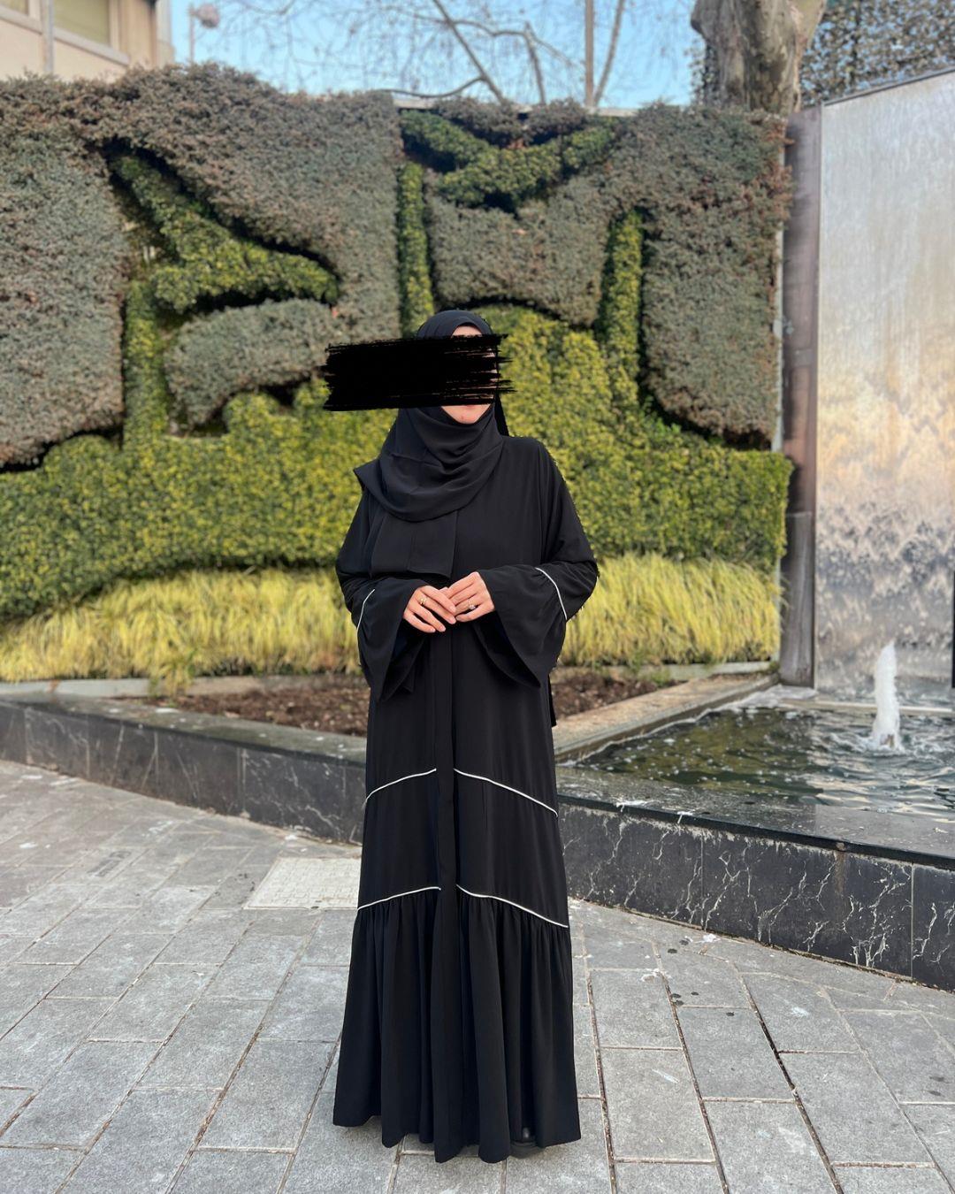 Siyah Pileli Biye Abaya-Siyah Pileli Biye Abaya – Şık ve Modern Tesettür Stiliniz-Abaya