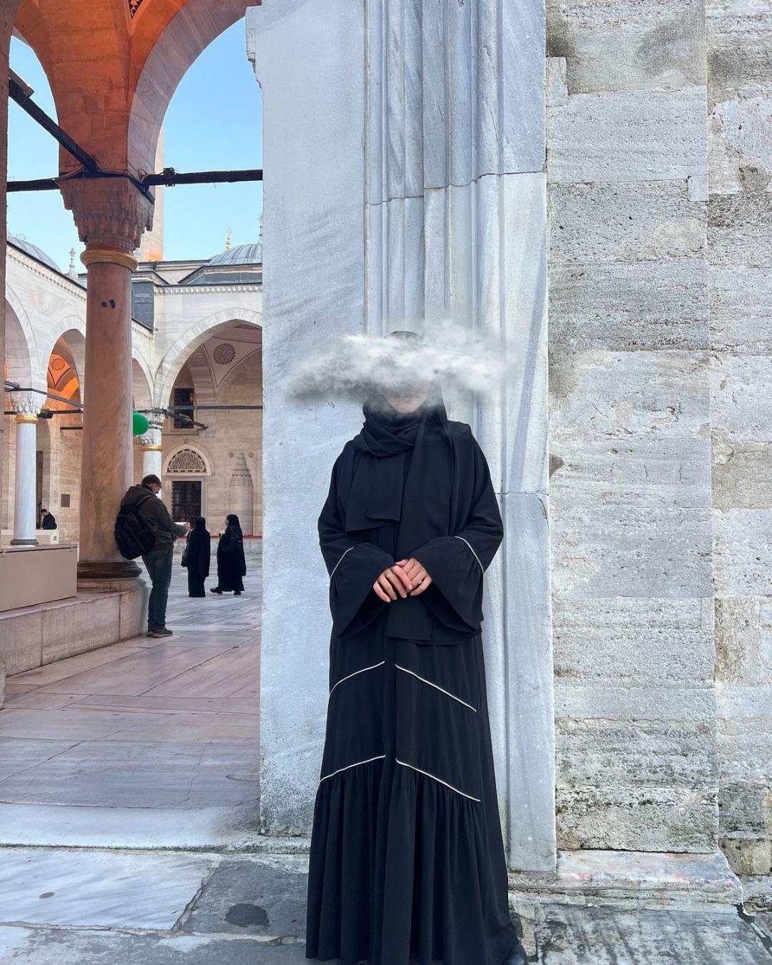 Siyah Pileli Biye Abaya-Siyah Pileli Biye Abaya – Şık ve Modern Tesettür Stiliniz-Abaya