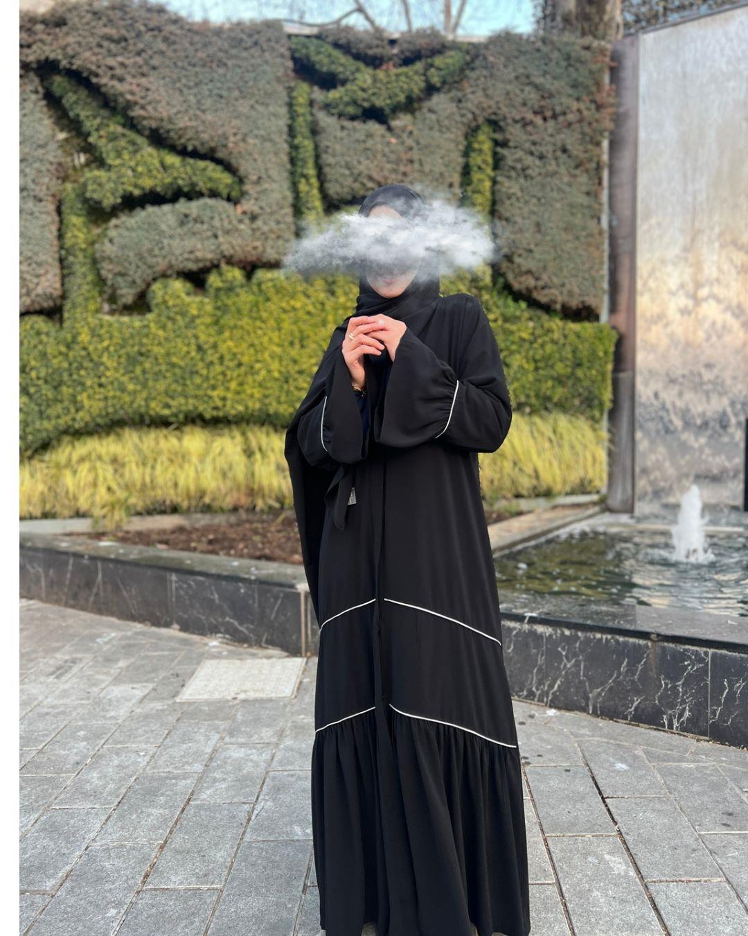 Siyah Pileli Biye Abaya-Siyah Pileli Biye Abaya – Şık ve Modern Tesettür Stiliniz-Abaya