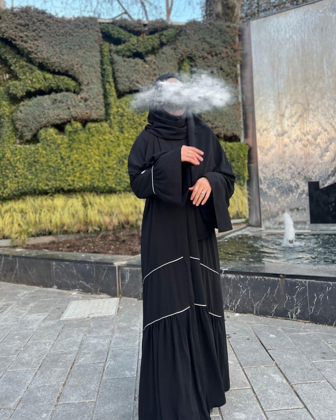 Siyah Pileli Biye Abaya-Siyah Pileli Biye Abaya – Şık ve Modern Tesettür Stiliniz-Abaya