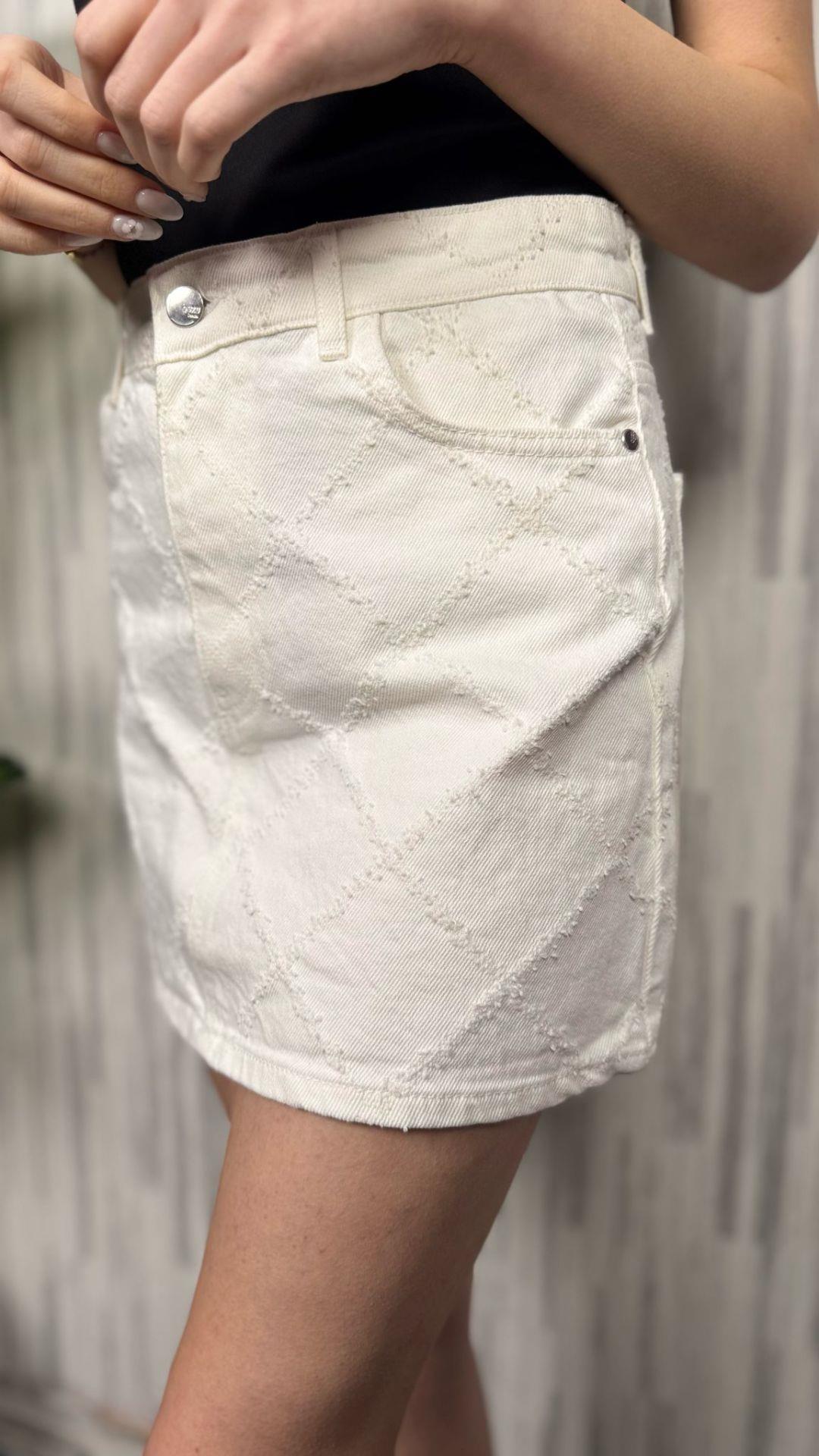 Beyaz Renk Desenli Mini Kot Etek