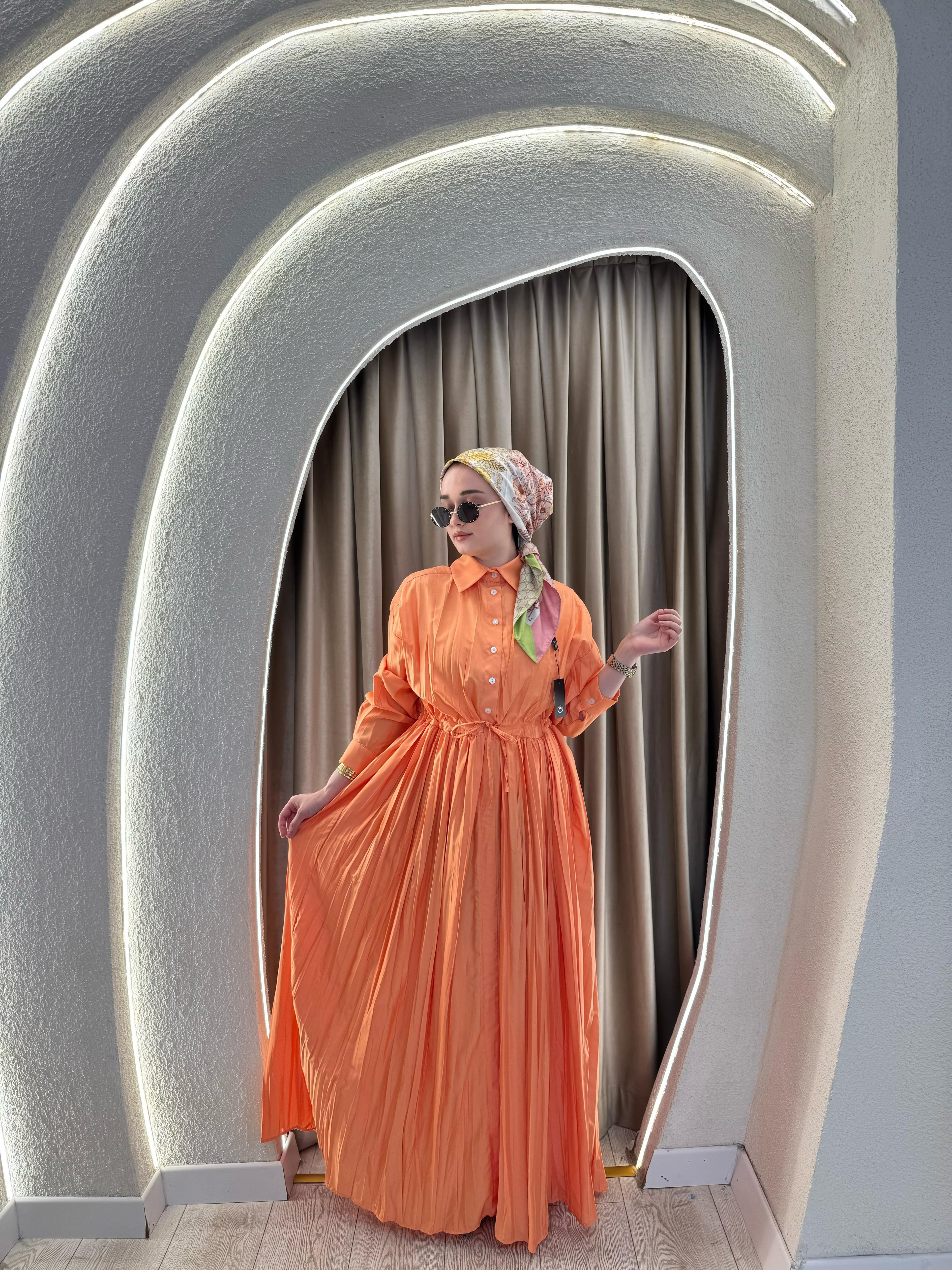 Turuncu elbise