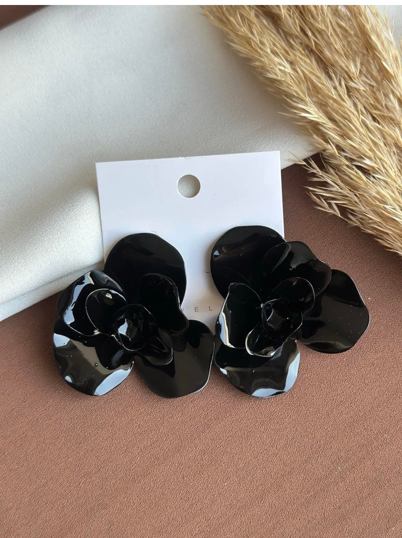 Orjinal Marka Model Metal Çiçek Küpe Mineli Siyah
