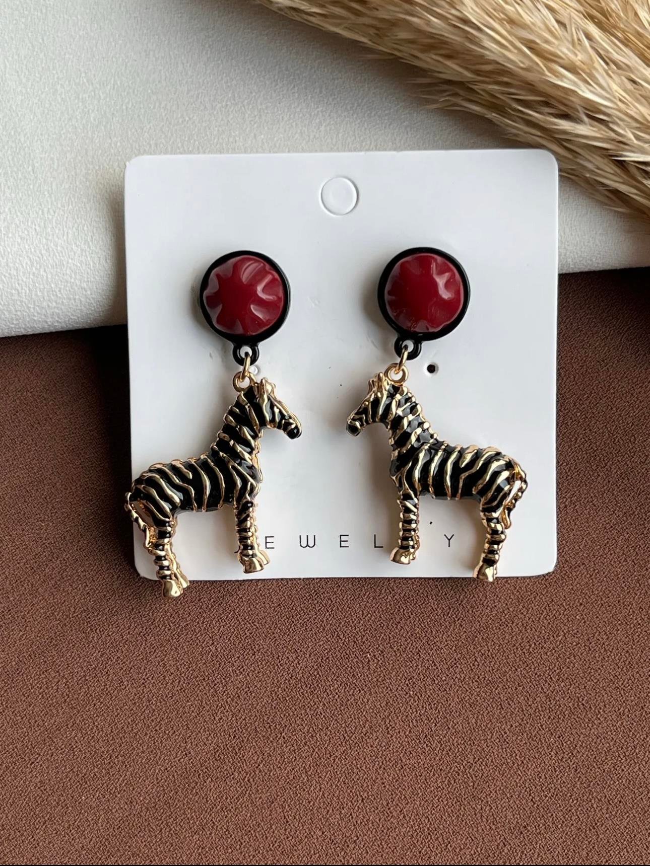 Orjinal Marka Model Sallantılı Zebra Küpe 