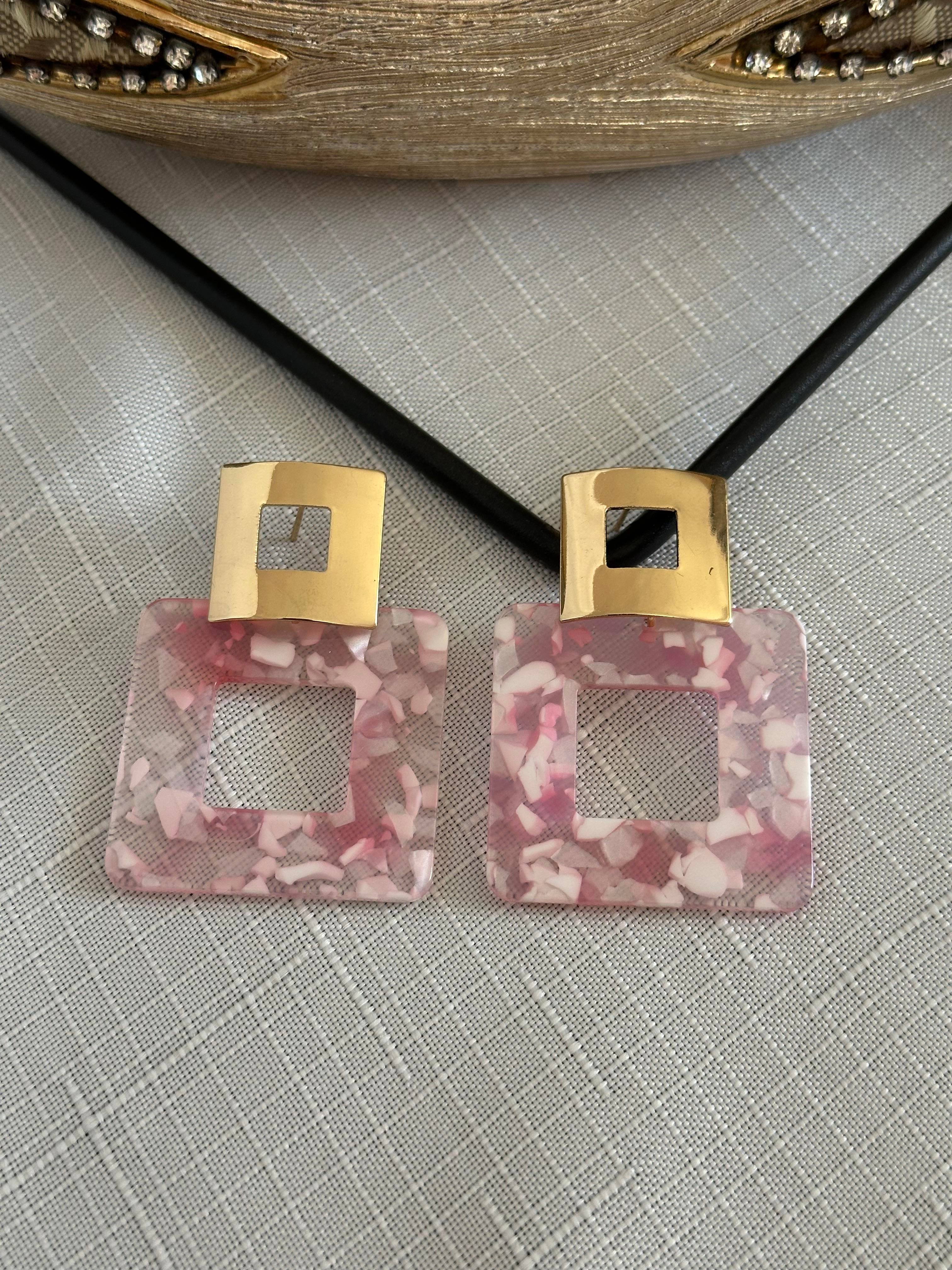 Renkli Akrilik Kare Küpelerimiz Pembe