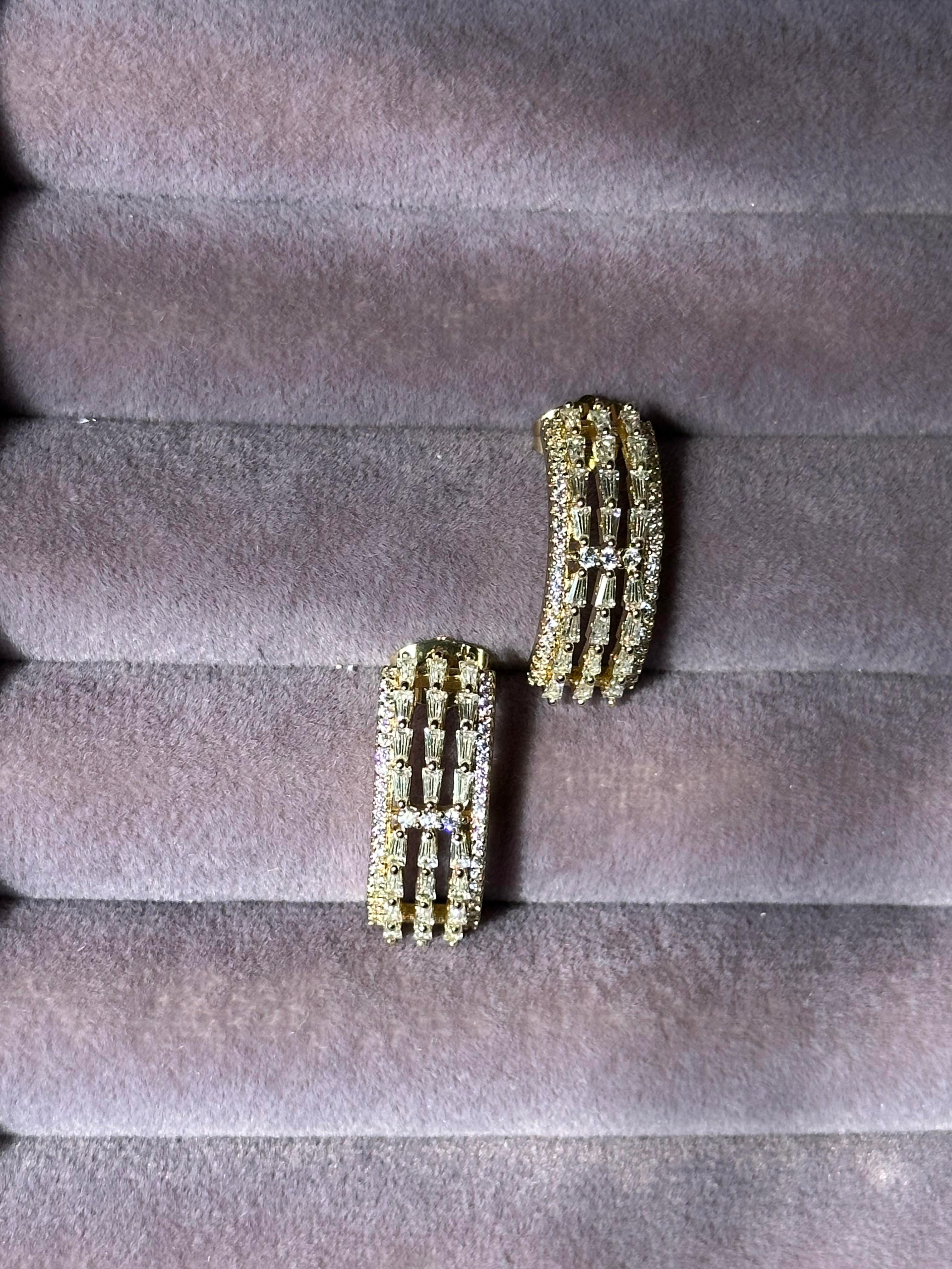 Zirkon & Baget Taş İşlemeli Sıra Model Xuping Küpe-Gold
