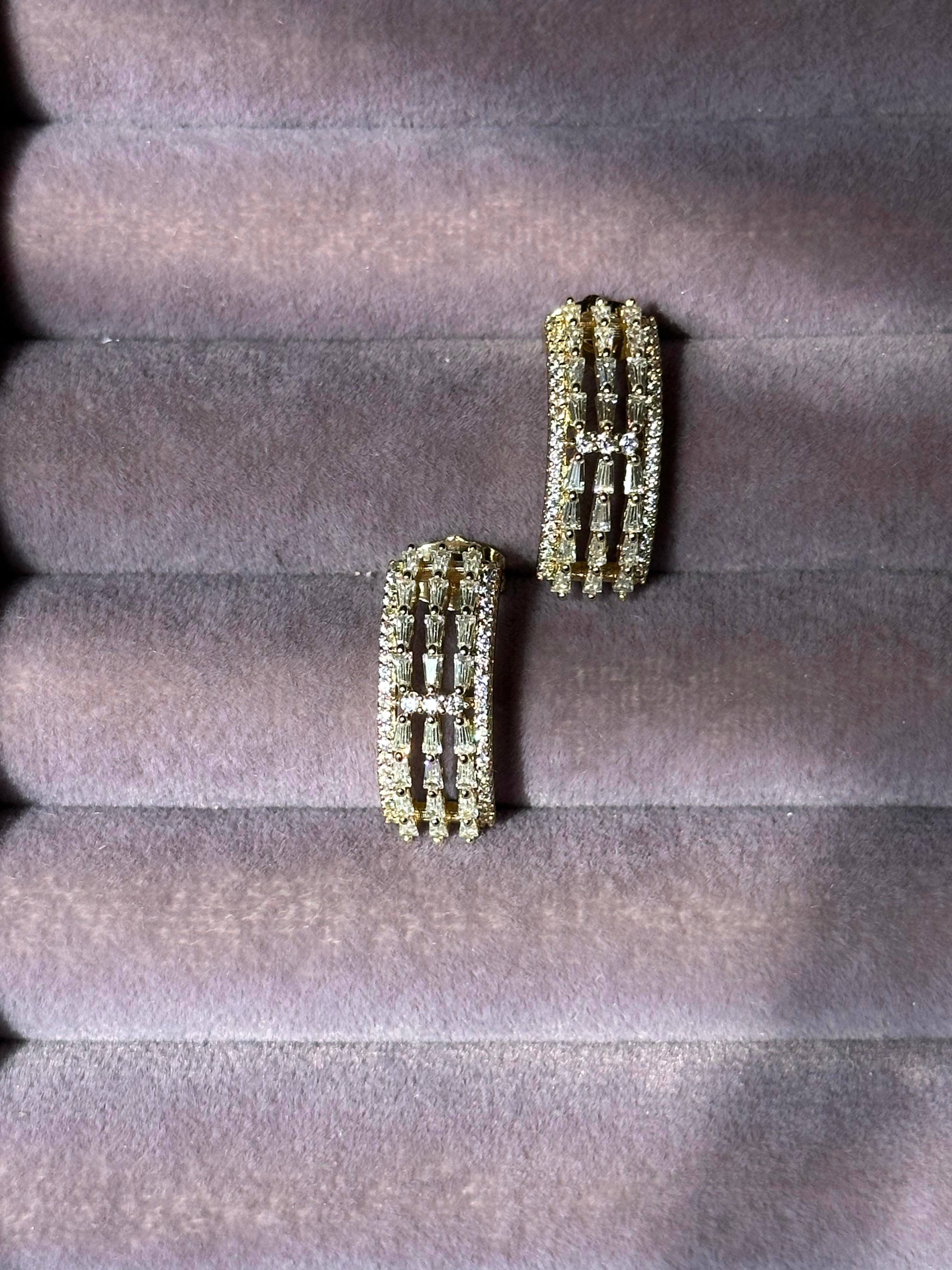 Zirkon & Baget Taş İşlemeli Sıra Model Xuping Küpe-Gold