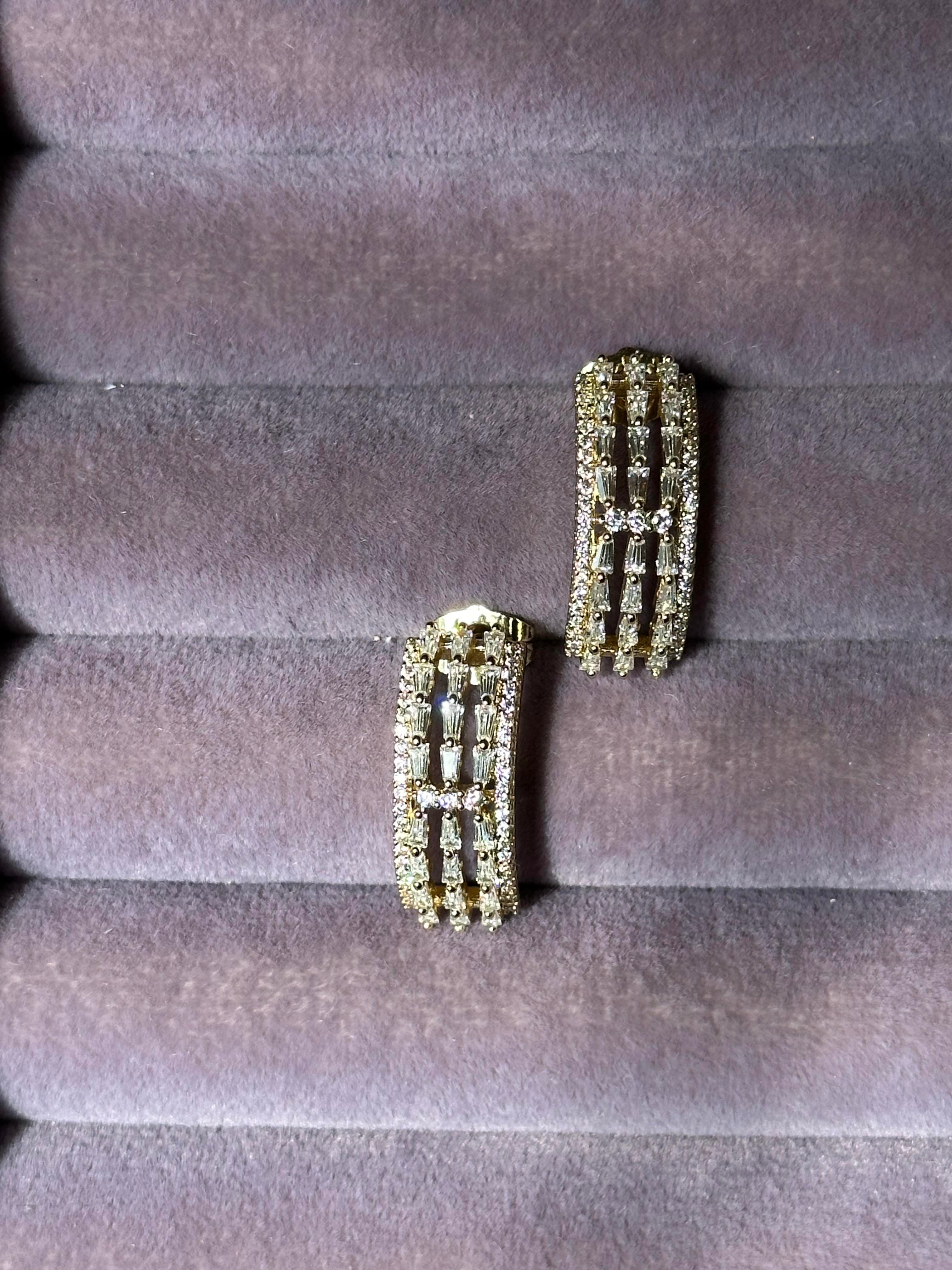 Zirkon & Baget Taş İşlemeli Sıra Model Xuping Küpe-Gold