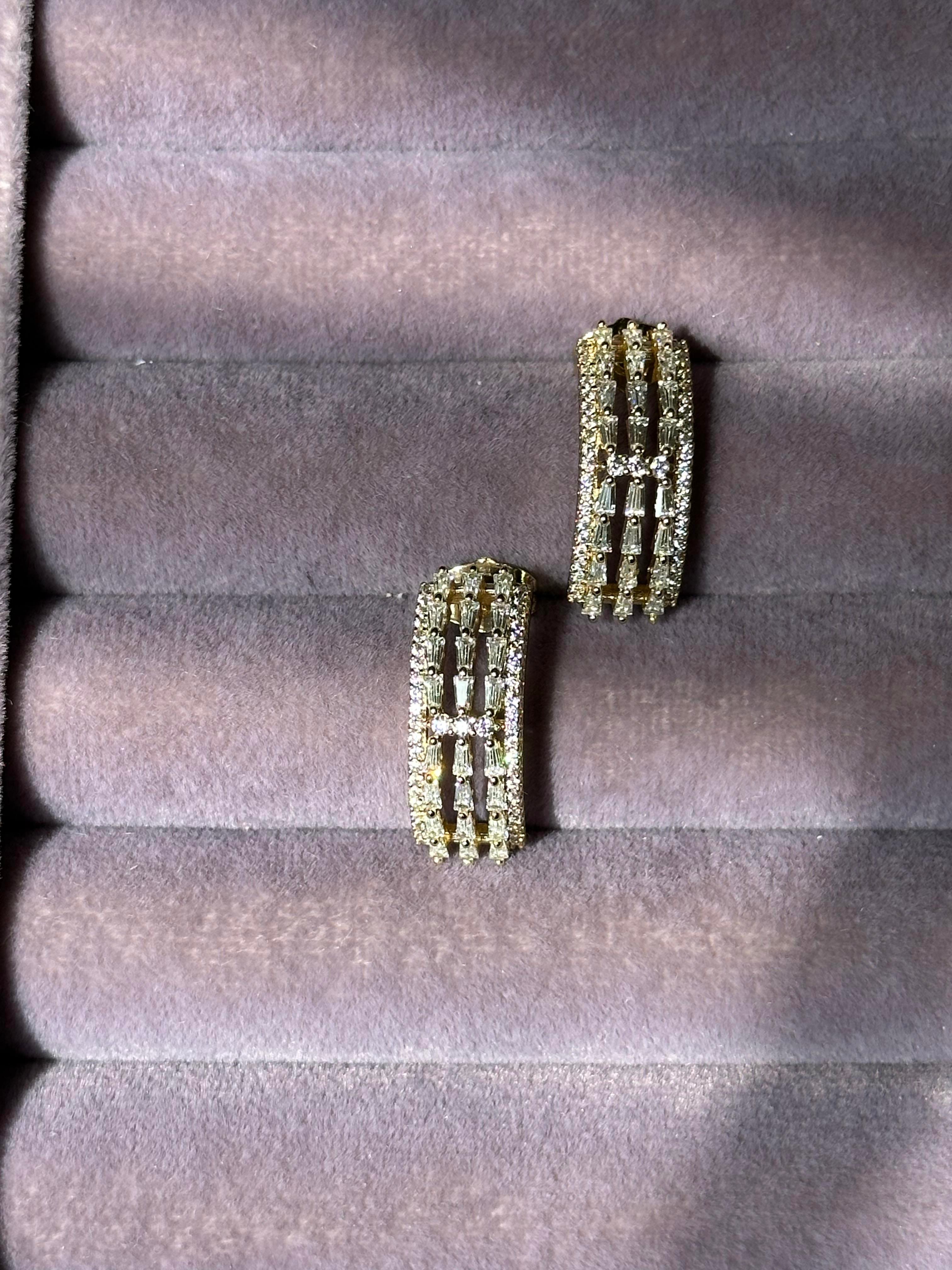 Zirkon & Baget Taş İşlemeli Sıra Model Xuping Küpe-Gold