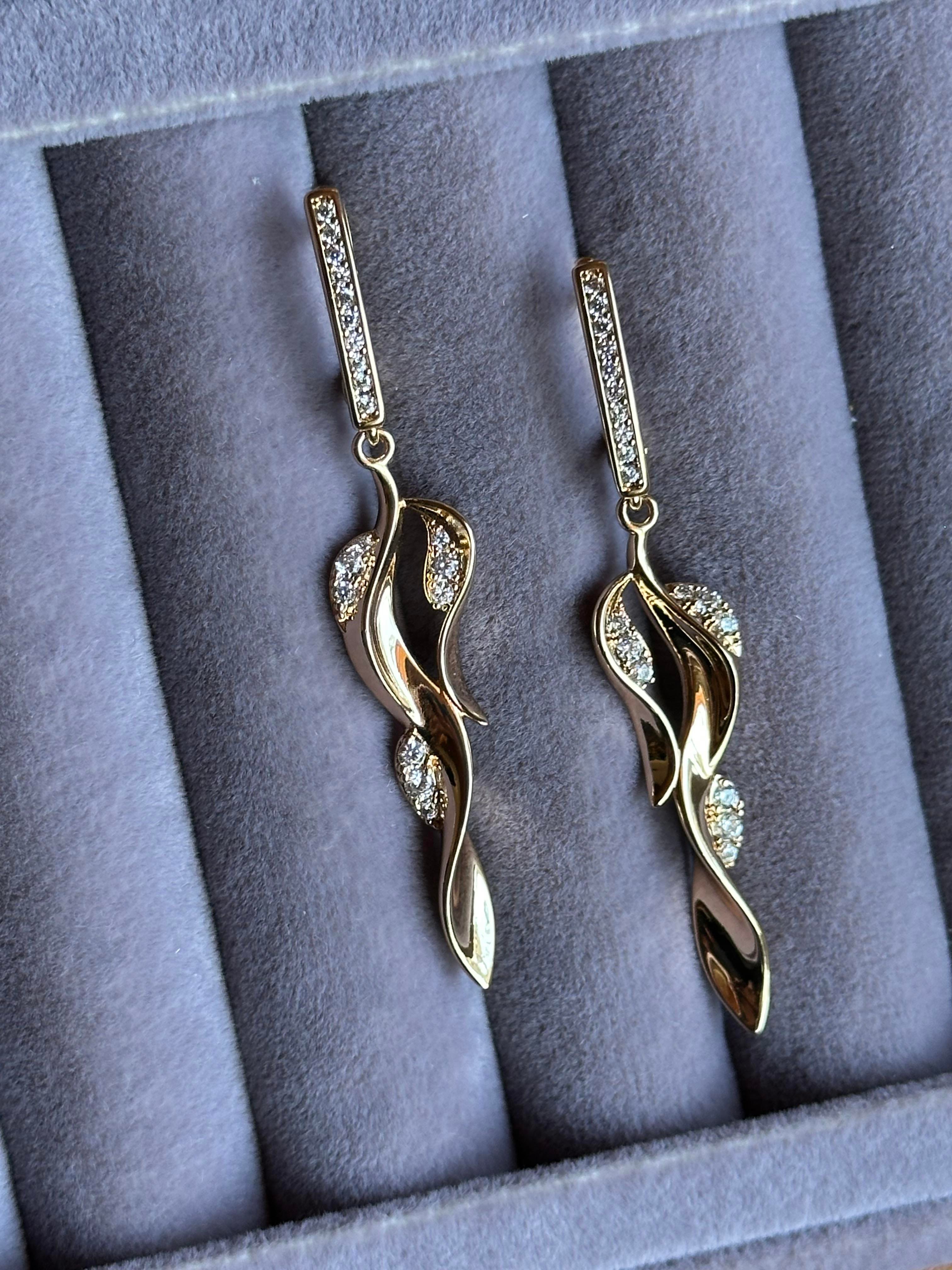 Zirkon Taş İşlemeli Sallantılı Yaprak Model Xuping Küpe-Rose