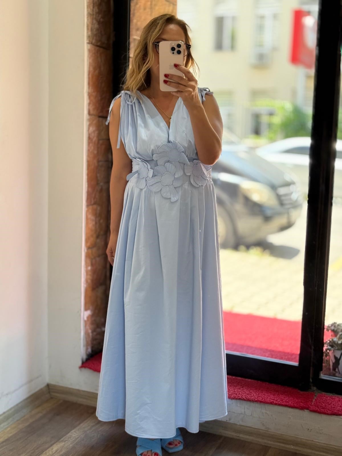 Çiçek Detaylı Yaka Ve Sırt Dekolte Elbise