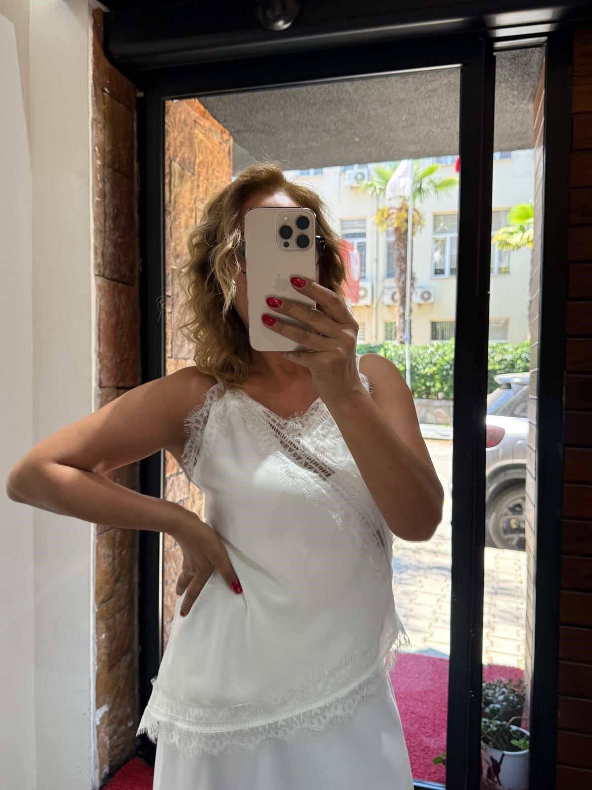 Dantel Detaylı Asimetrik Saten Bluz Beyaz