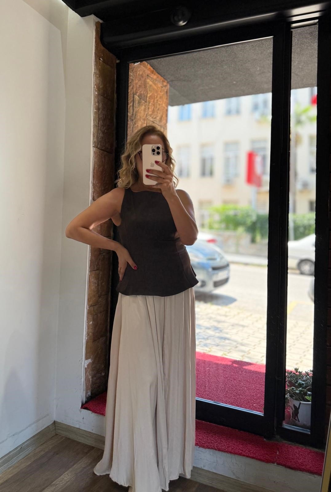 Lamineli Kalın Askılı Bluz Kahve