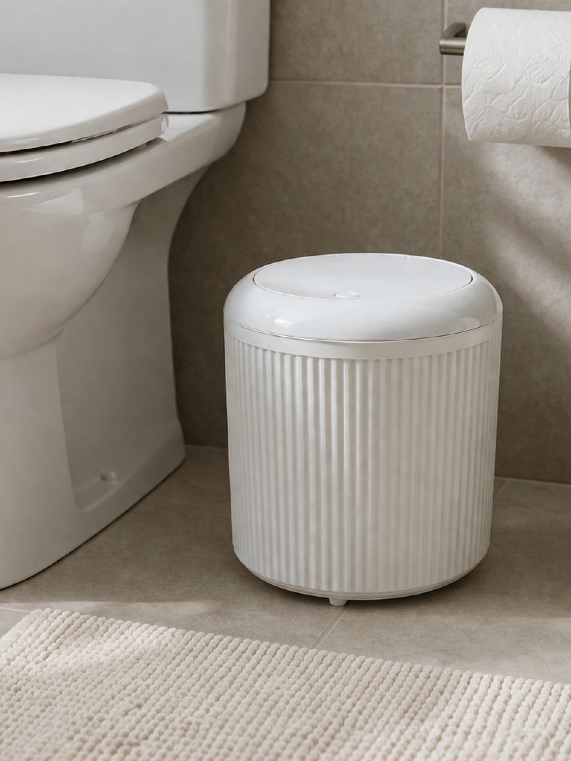 Modern Çizgili Tasarımlı Click Kapaklı  – Şık ve Kompakt Banyo çöp kovası