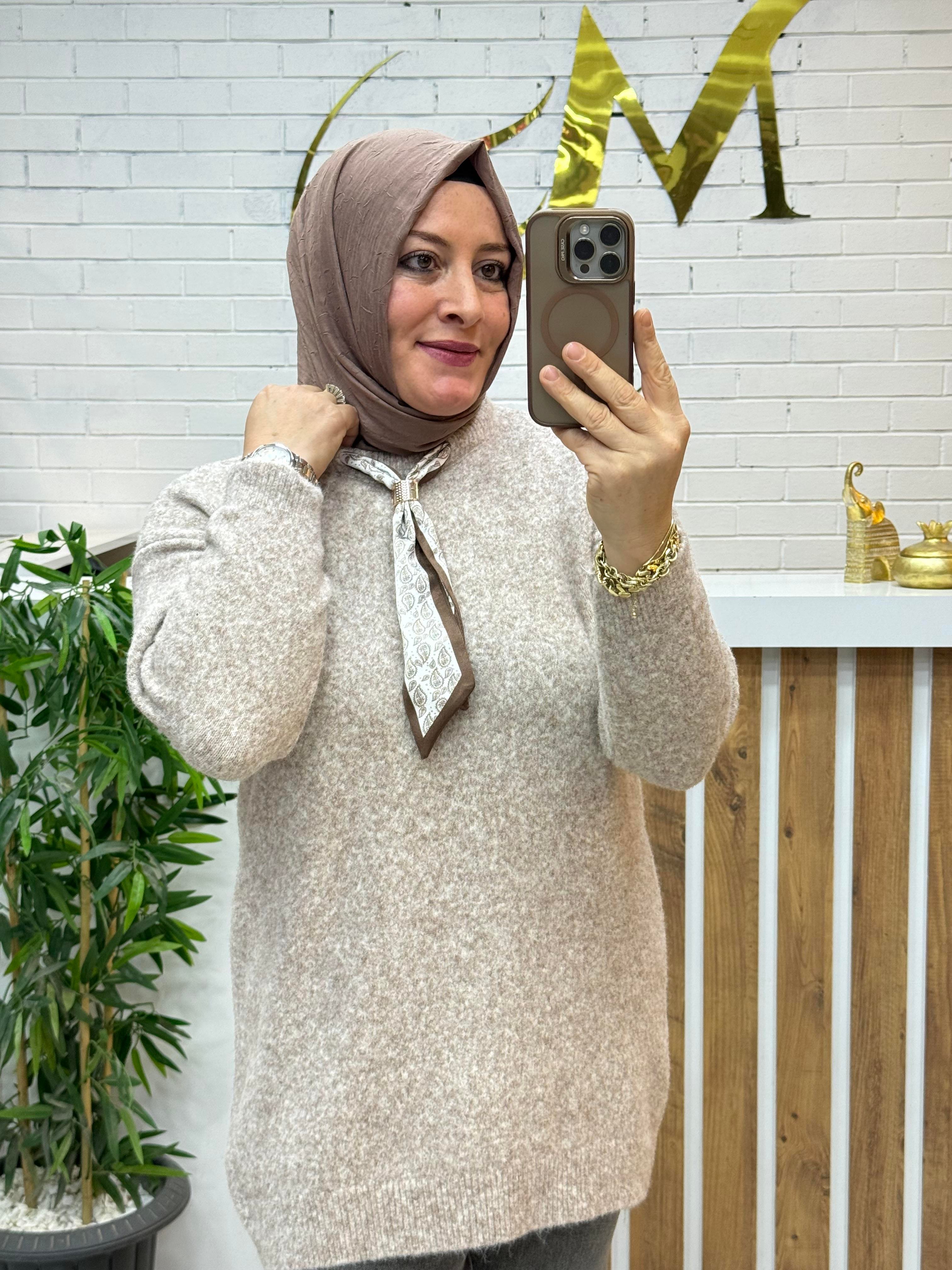 FULARLI YUMOŞ KAZAK
