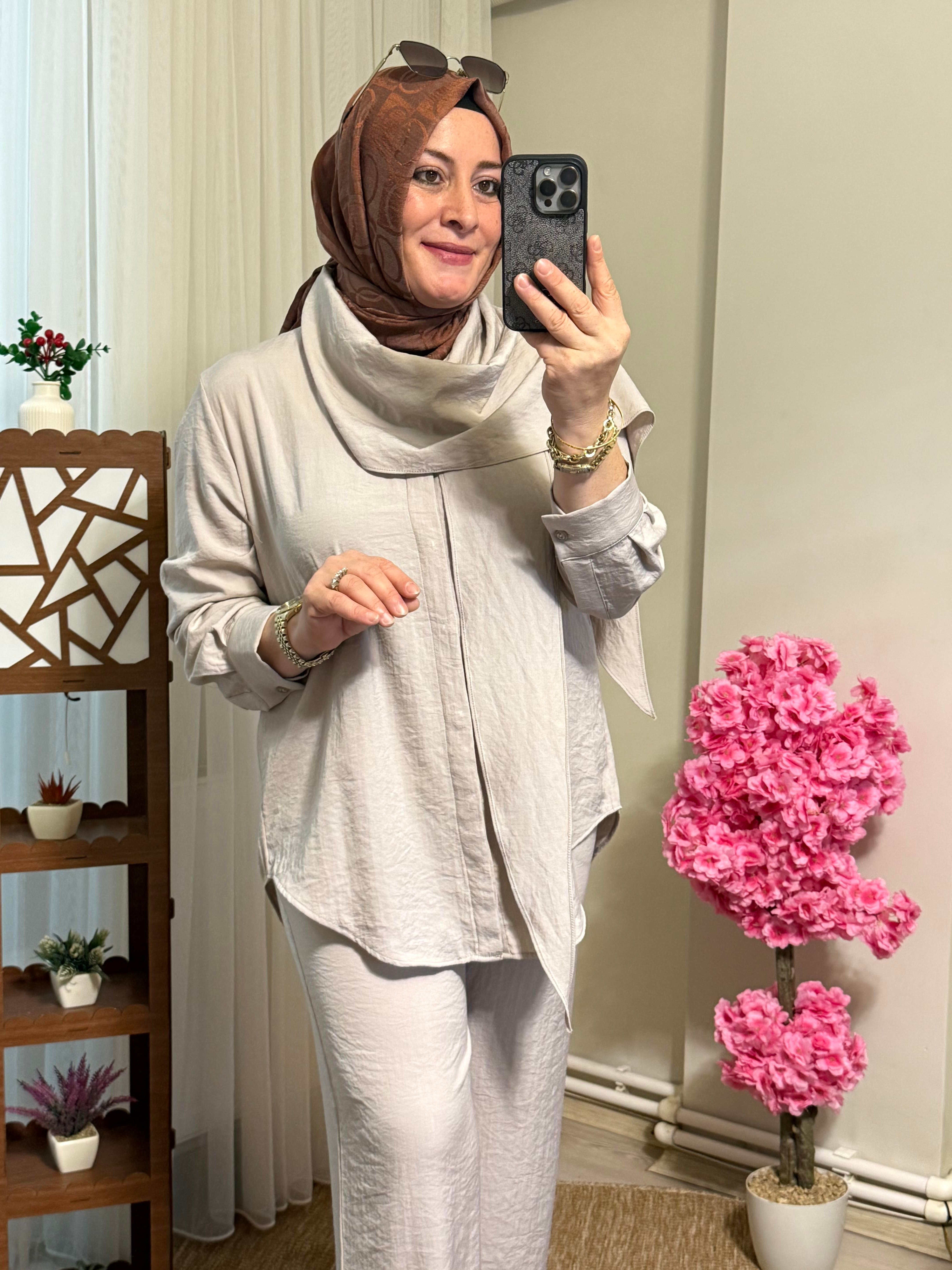 Yakası Degaje Atkılı Takım