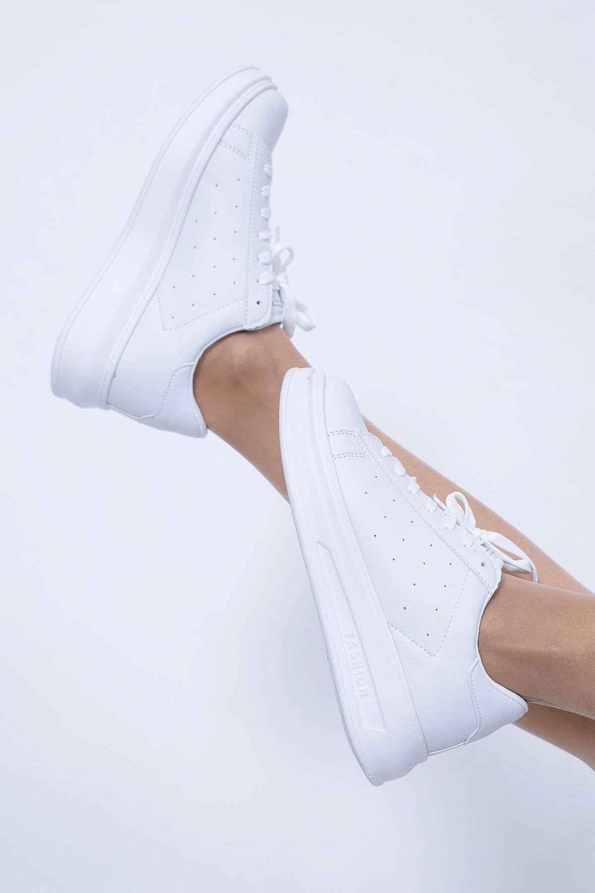 Rahat Kalıp Bağcıklı Sneaker