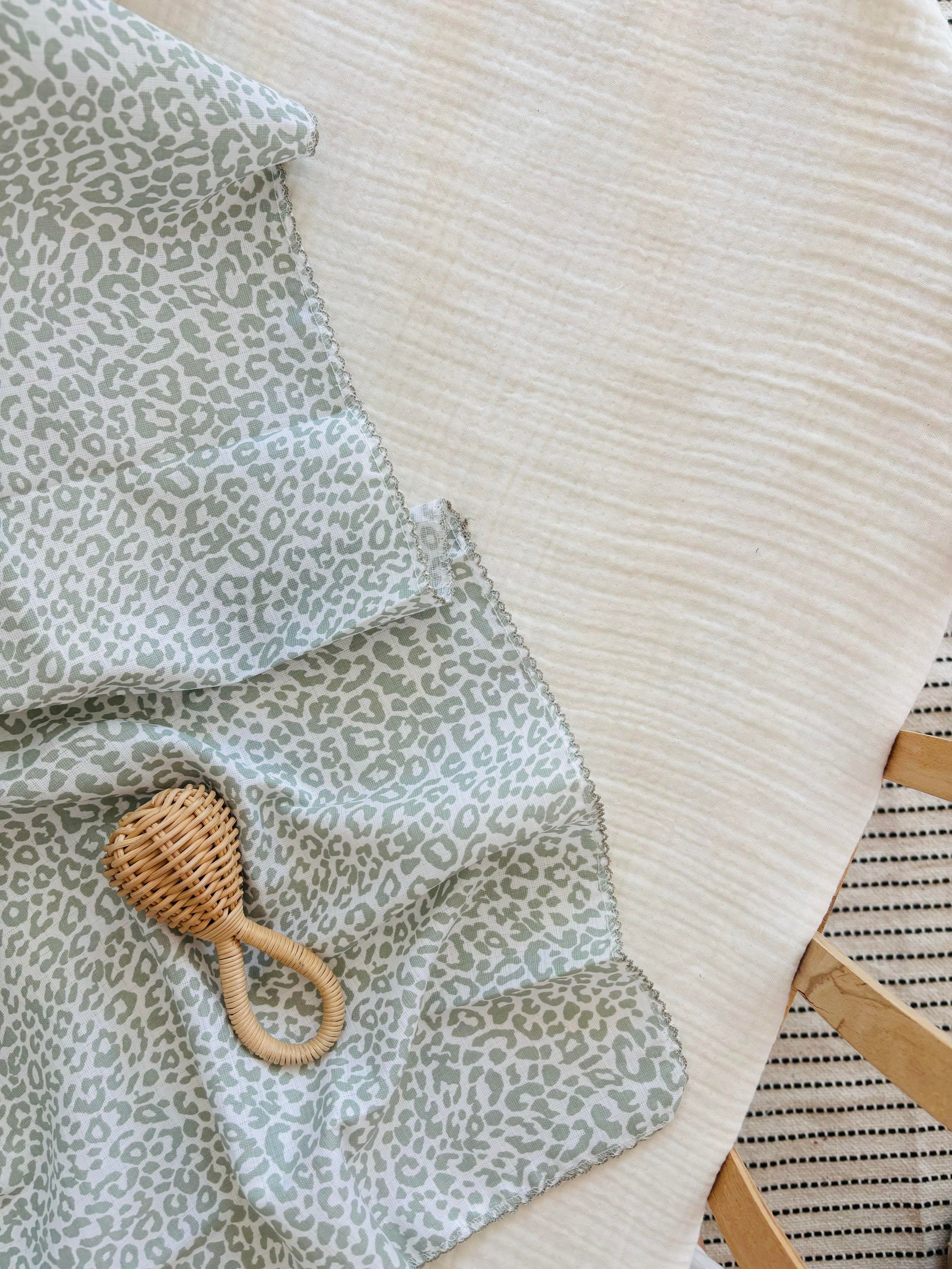 Leopar Desenli Mint Müslin Battaniye