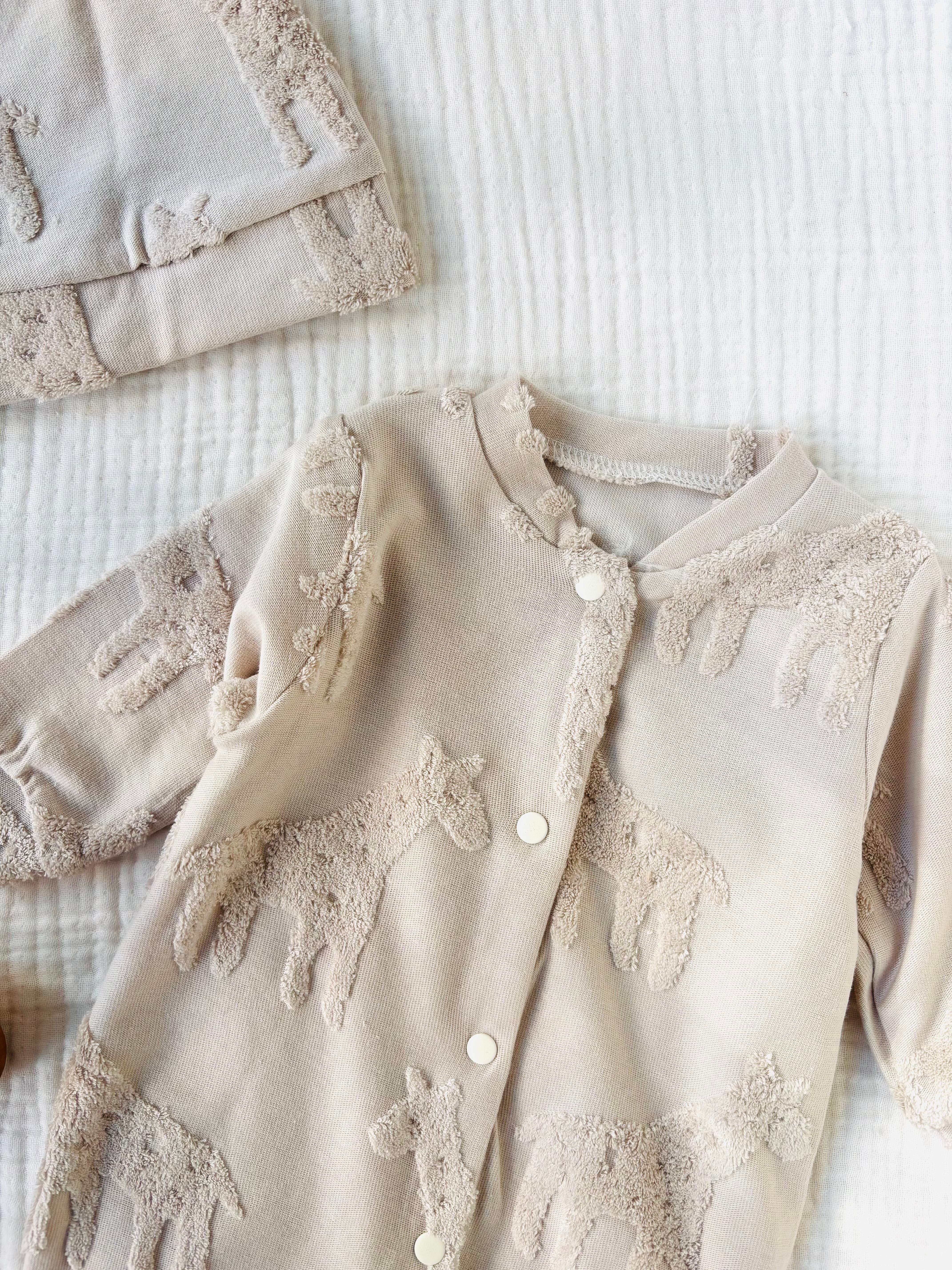 Zürafa Kabartmalı Şapkalı Tulum - Bej