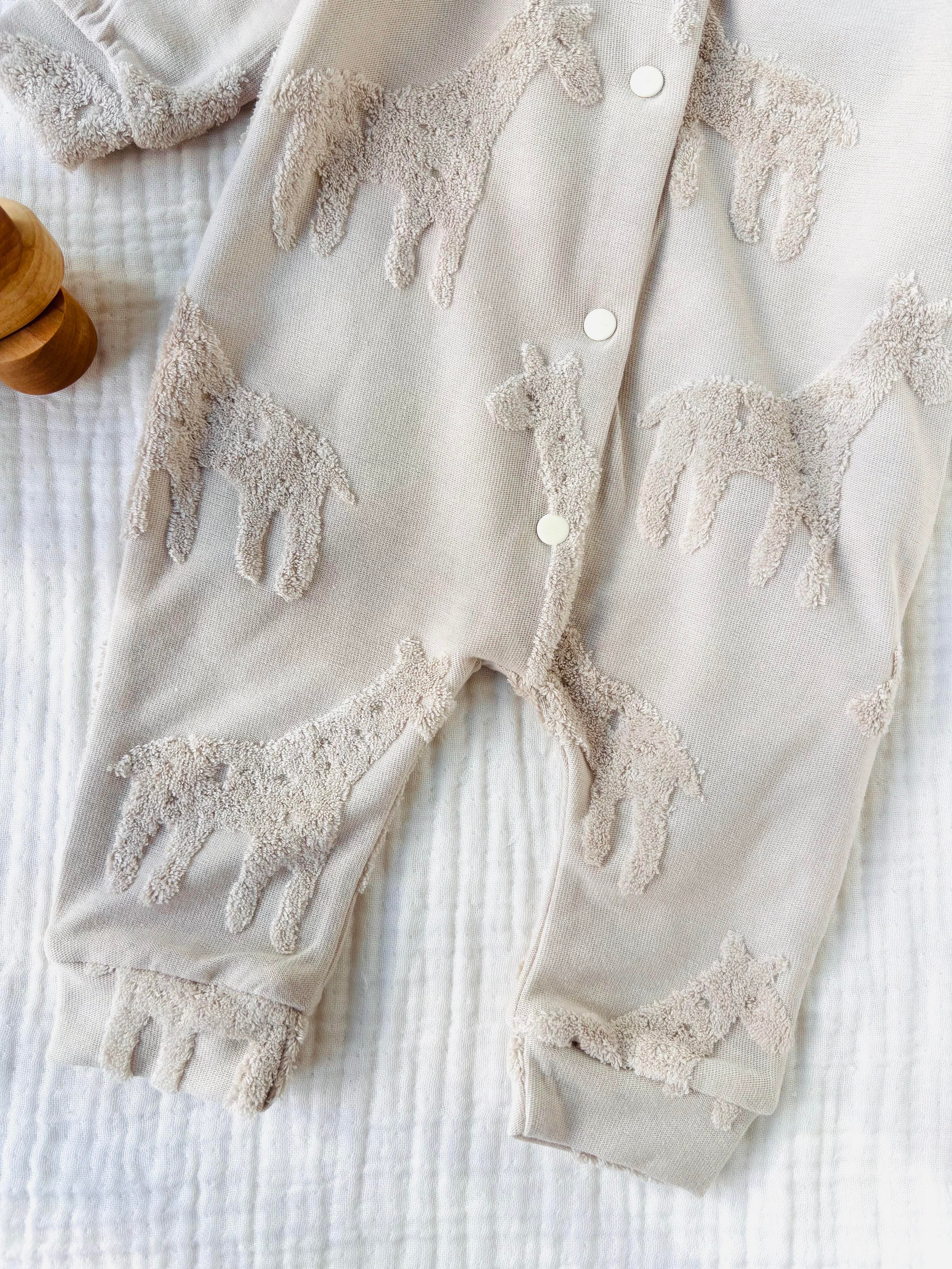 Zürafa Kabartmalı Şapkalı Tulum - Bej