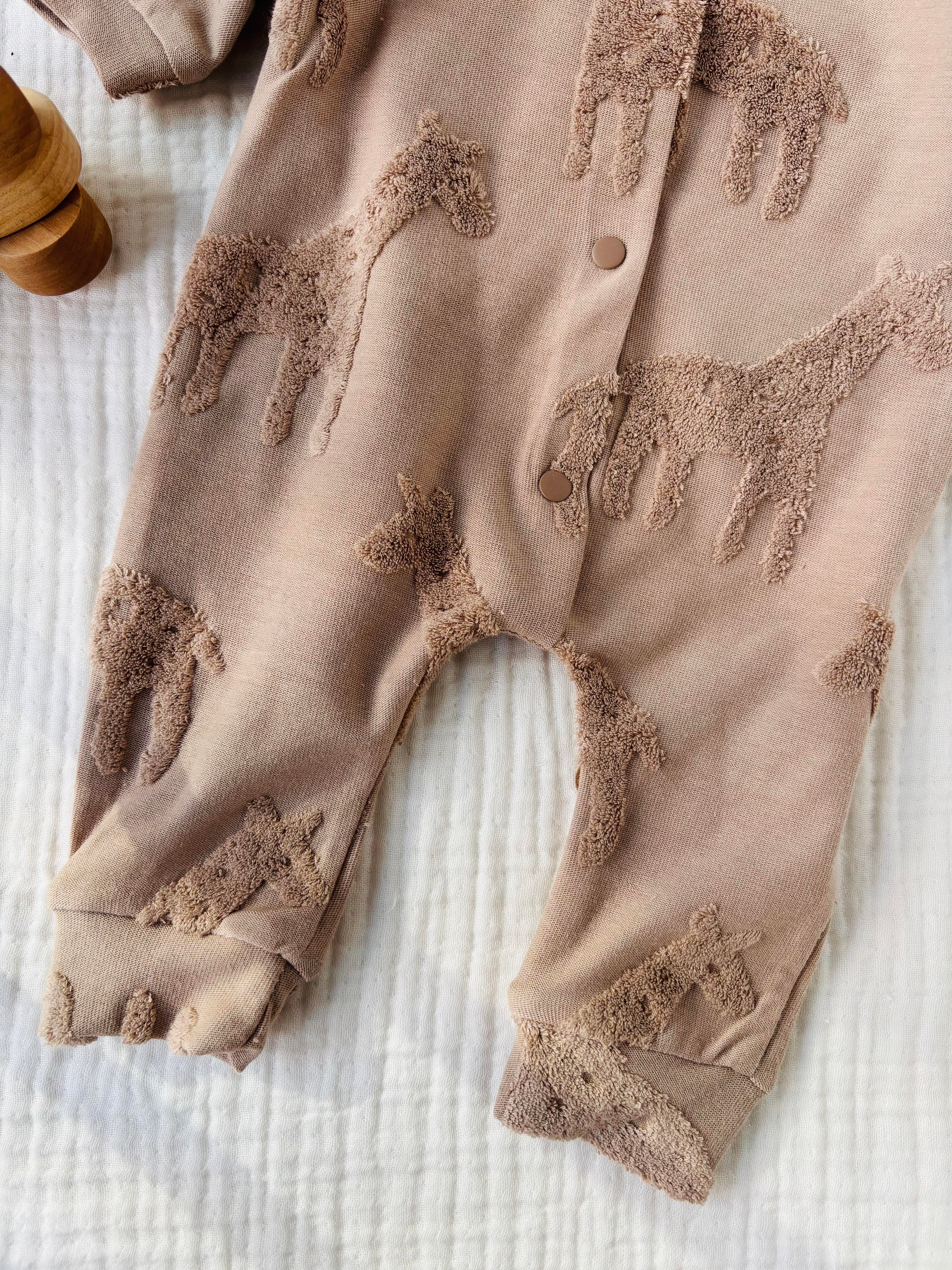 Zürafa Kabartmalı Şapkalı Tulum - Kahve