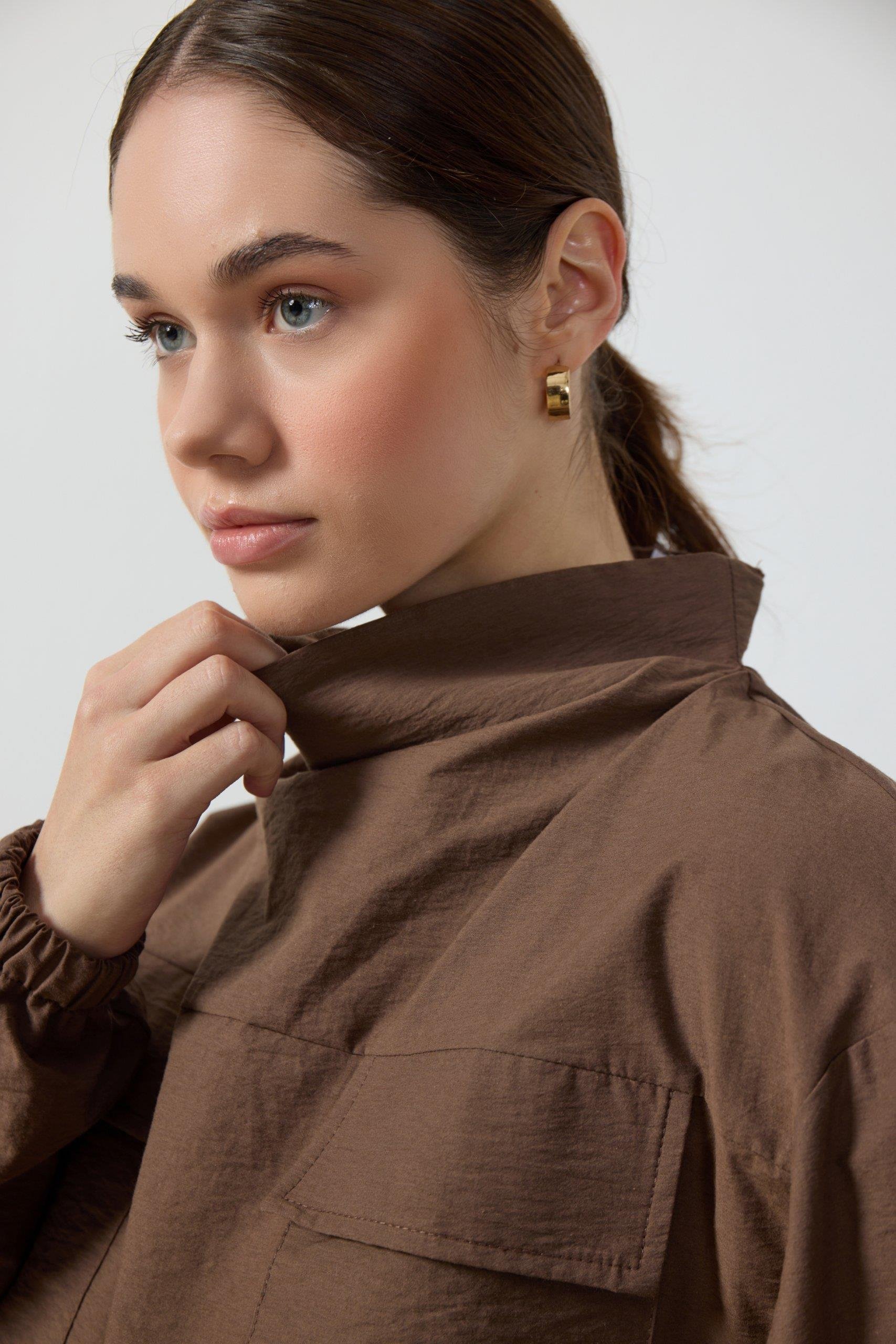 Kahverengi Yaka Detaylı Paraşüt Sweat