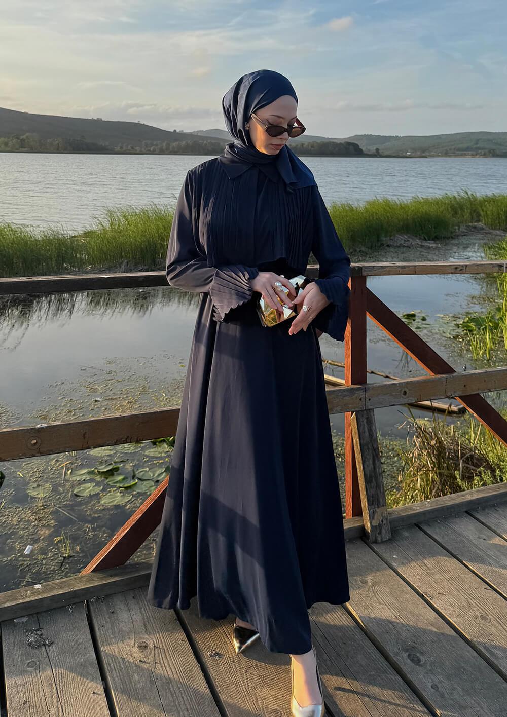 Lacivert Manşet Detaylı Piliseli Elbise